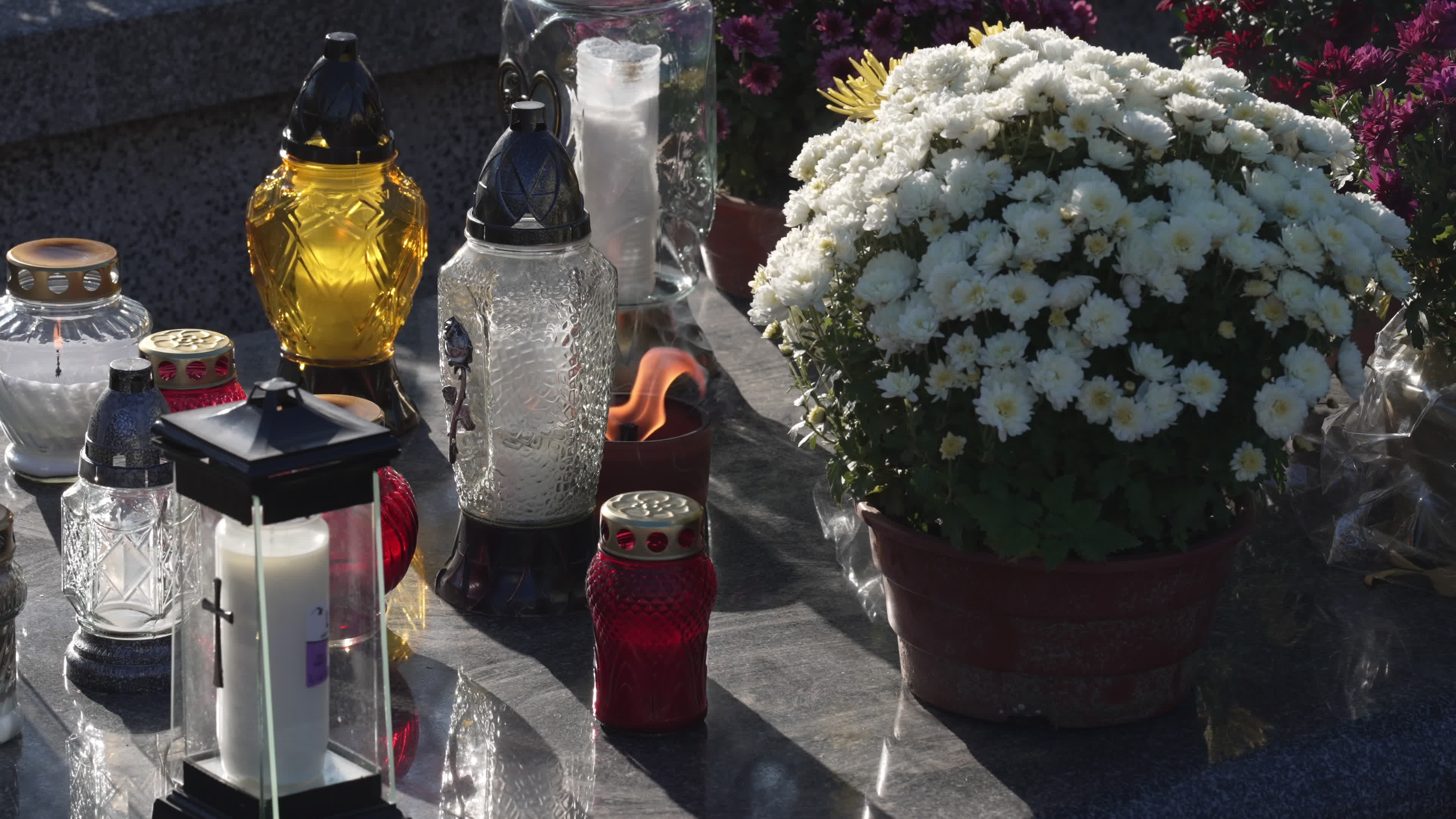 Thousands visit Brodno Cemetery in Warsaw on All Saints