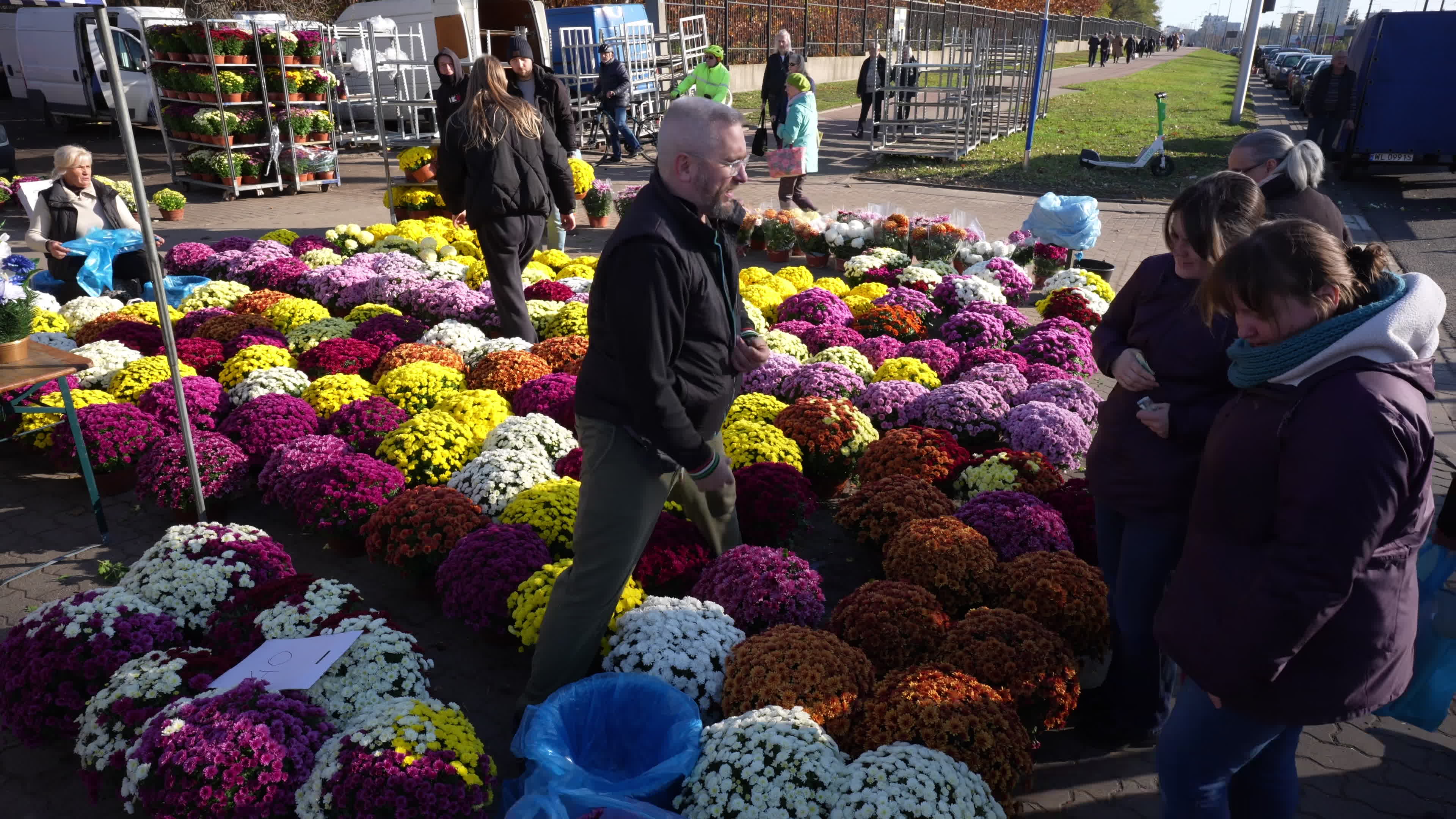 Thousands visit Brodno Cemetery in Warsaw on All Saints