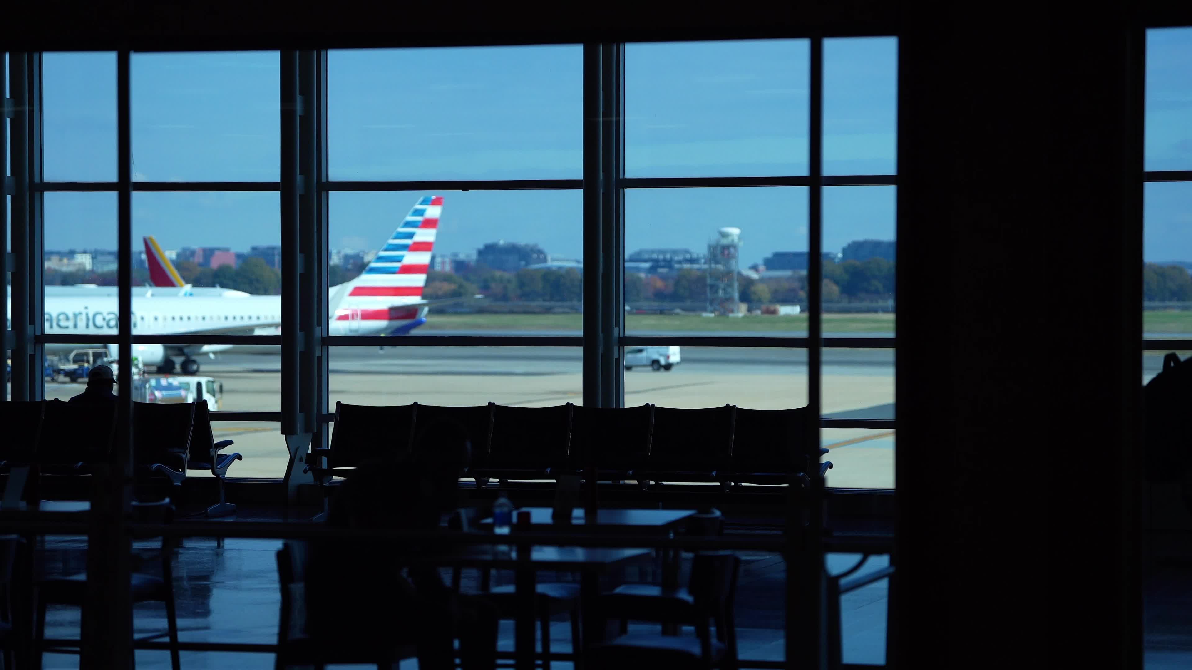 U.S. Shutdown Spurs Air Traffic Controller Shortage and Flight Delays in Arlington, Virginia