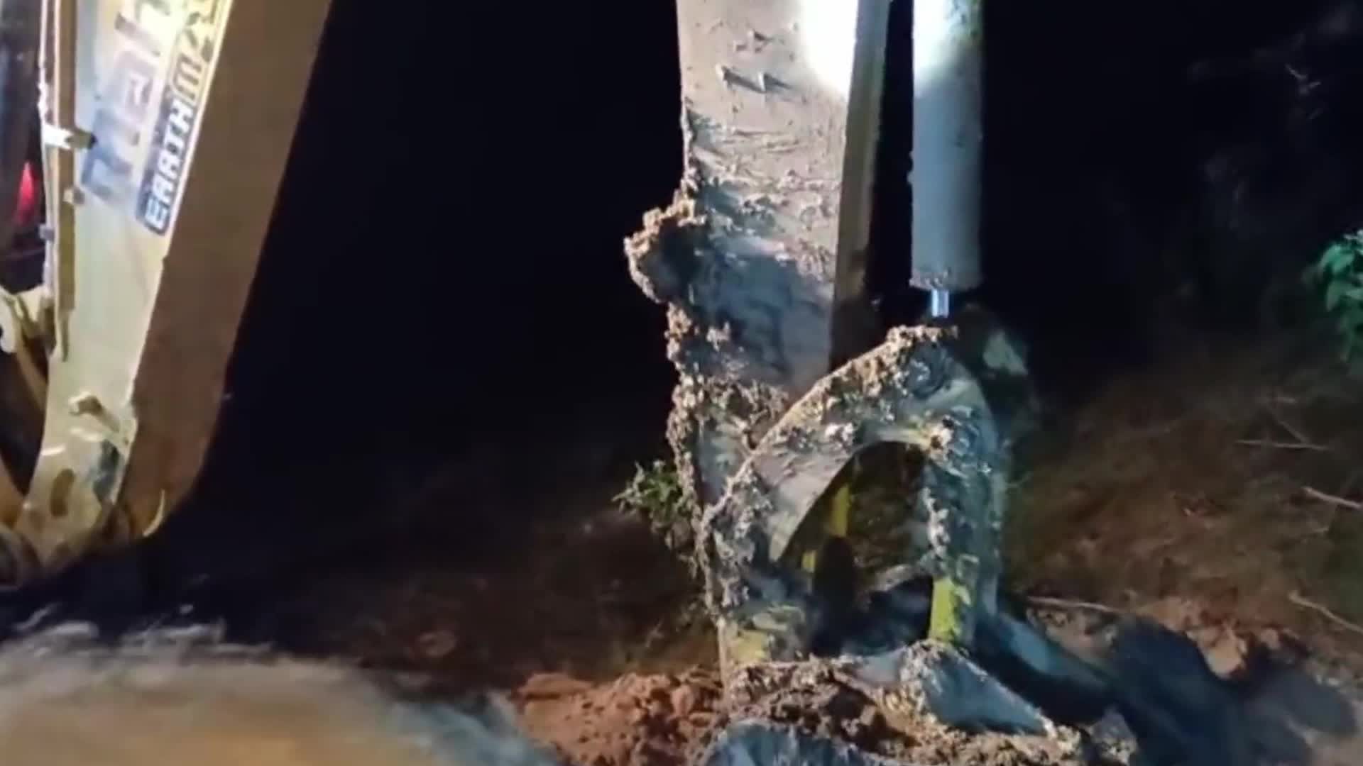 Elephant calf rescued from abandoned pit in India 