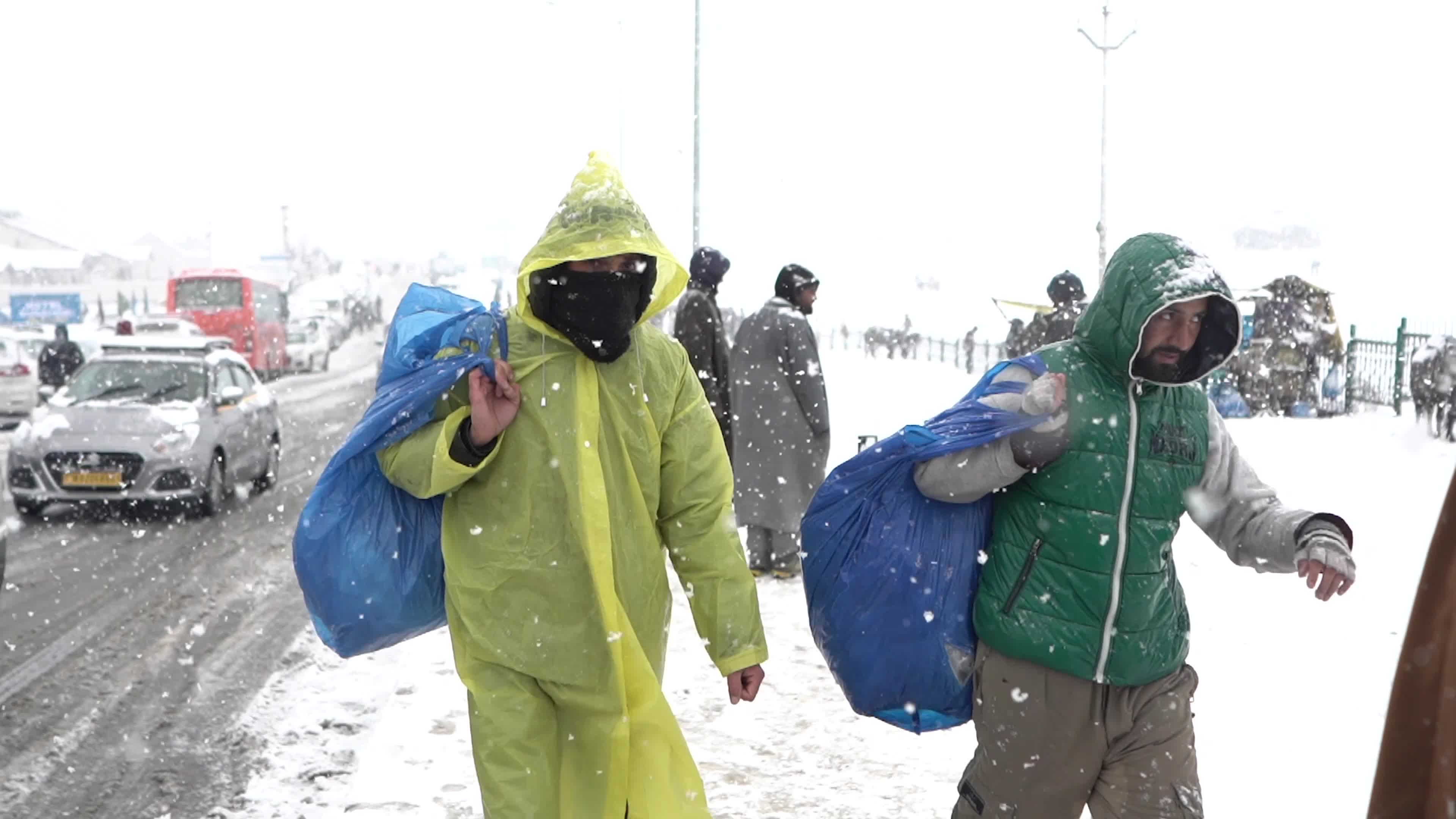 Heavy Snowfall Breaks 40-Day Dry Spell as ‘Chillai Kalan’ Begins in Kashmir