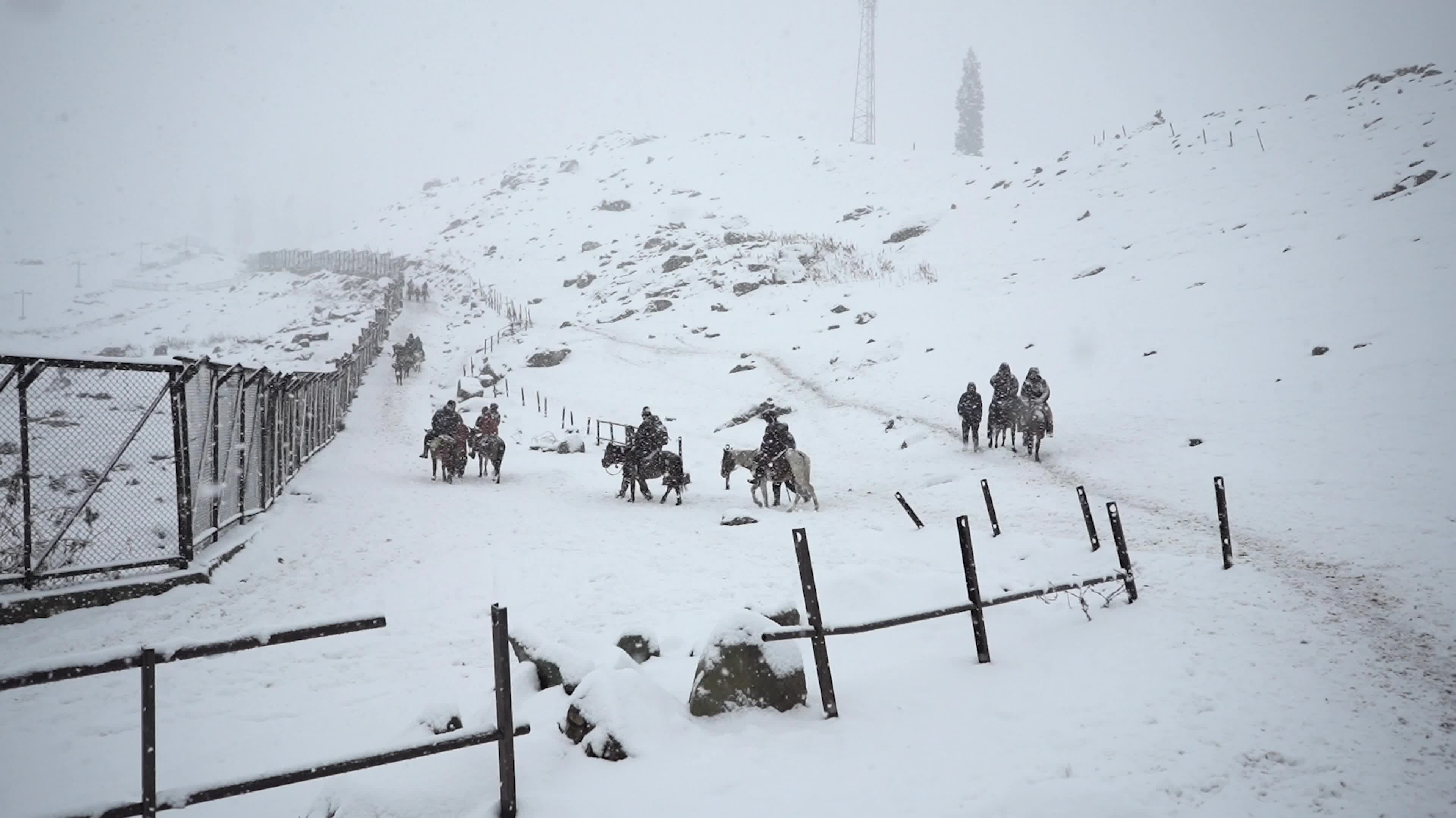 Heavy Snowfall Breaks 40-Day Dry Spell as ‘Chillai Kalan’ Begins in Kashmir