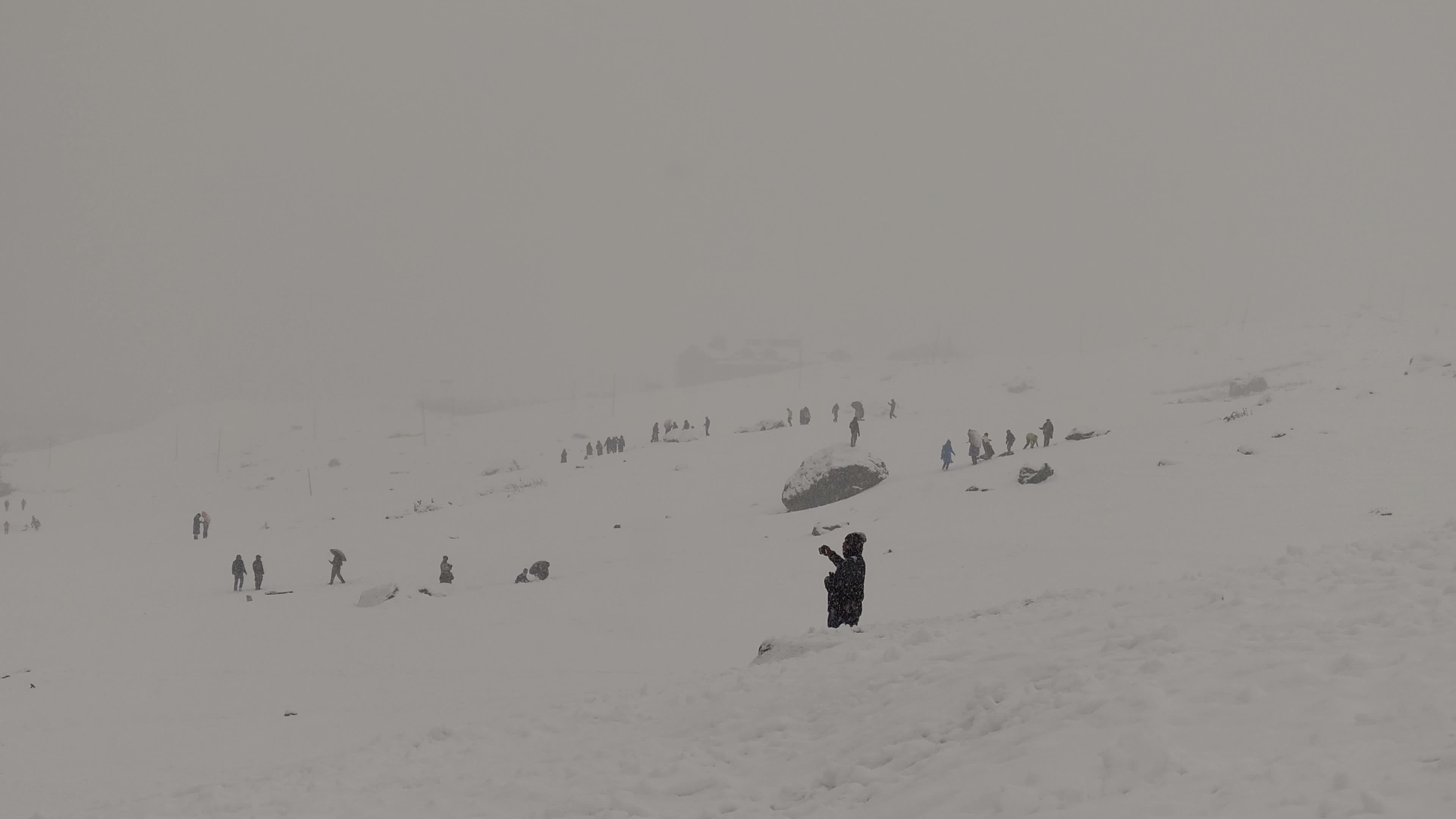Heavy Snowfall Breaks 40-Day Dry Spell as ‘Chillai Kalan’ Begins in Kashmir