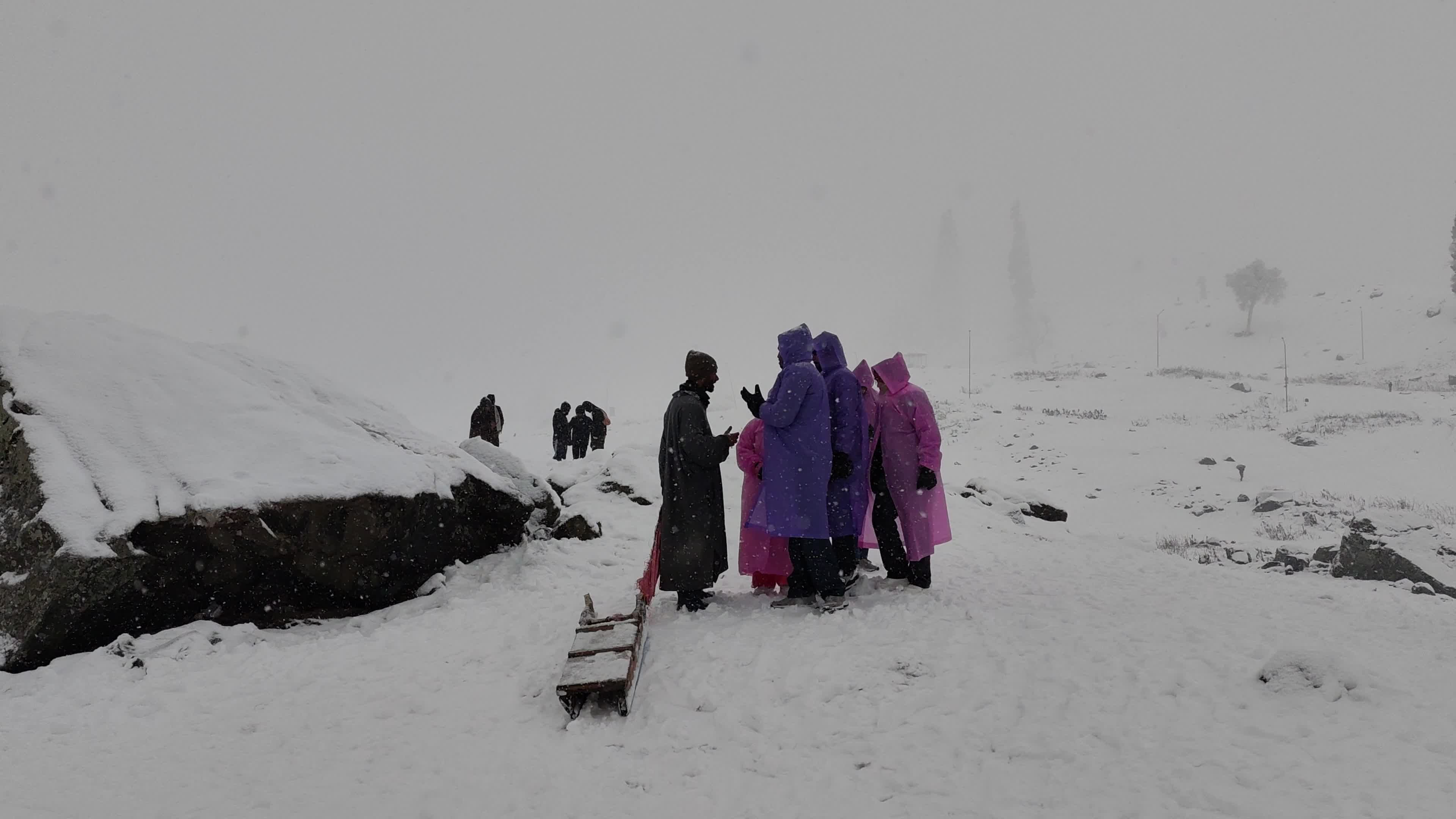 Heavy Snowfall Breaks 40-Day Dry Spell as ‘Chillai Kalan’ Begins in Kashmir