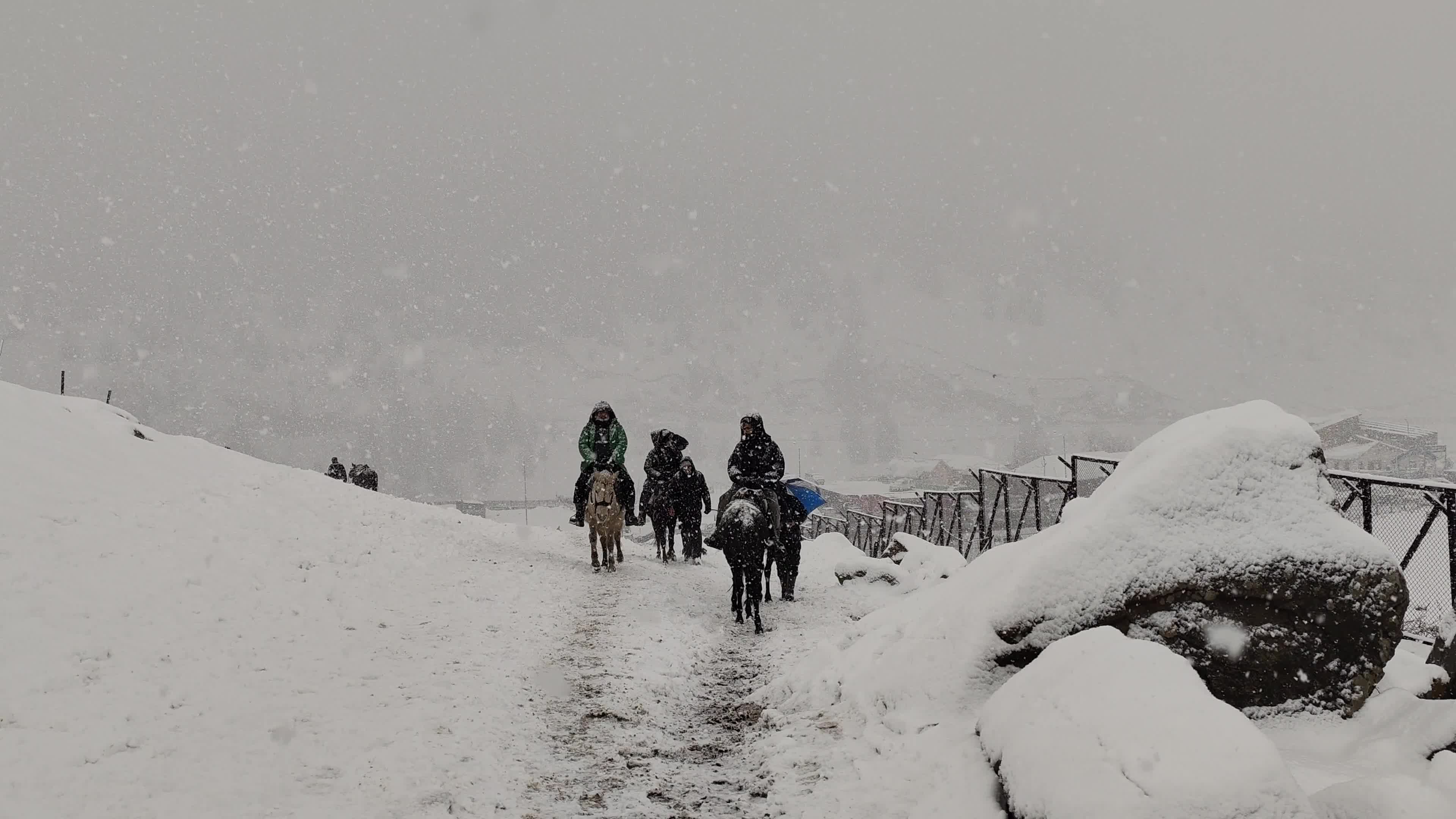 Heavy Snowfall Breaks 40-Day Dry Spell as ‘Chillai Kalan’ Begins in Kashmir