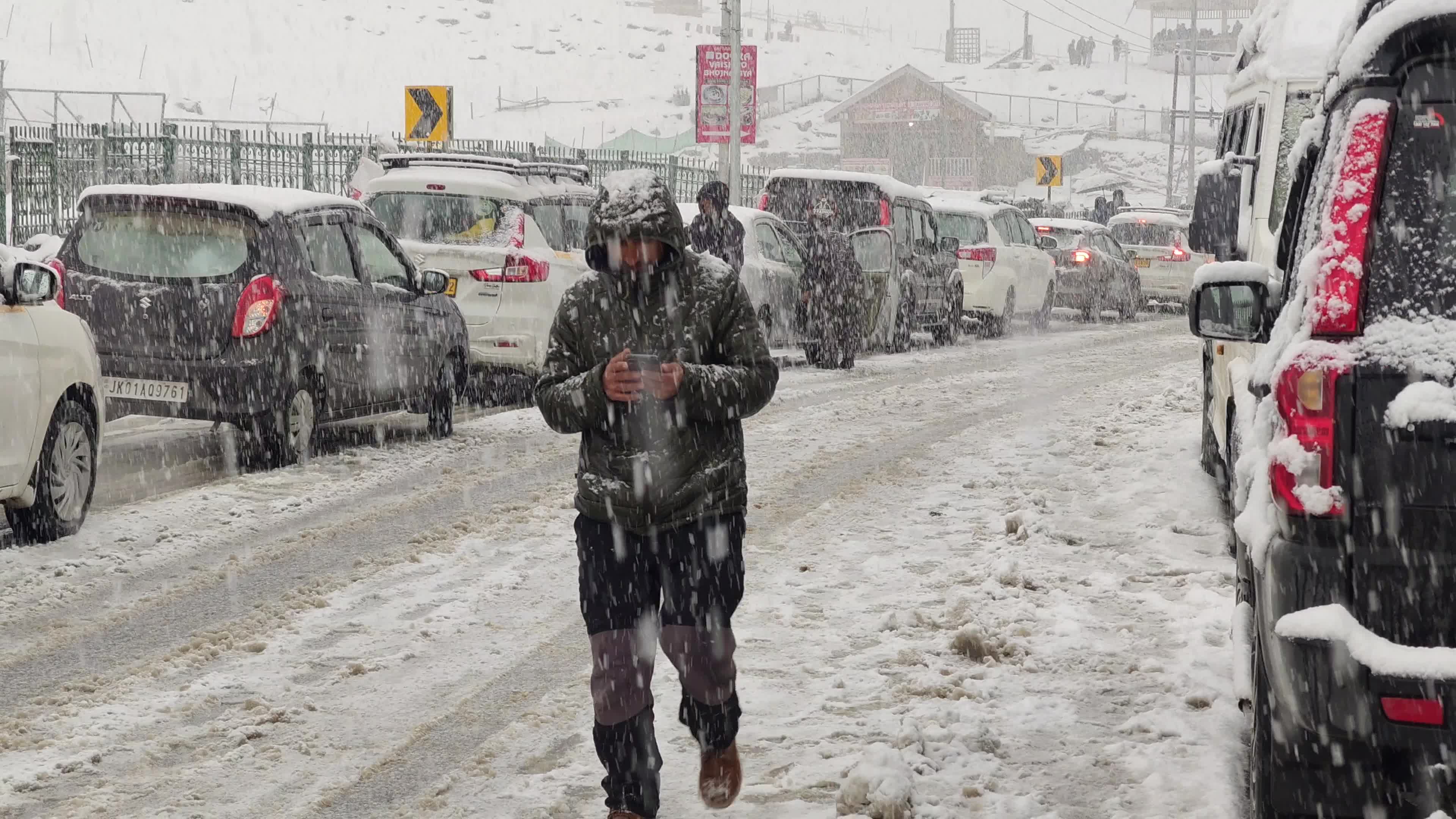 Heavy Snowfall Breaks 40-Day Dry Spell as ‘Chillai Kalan’ Begins in Kashmir