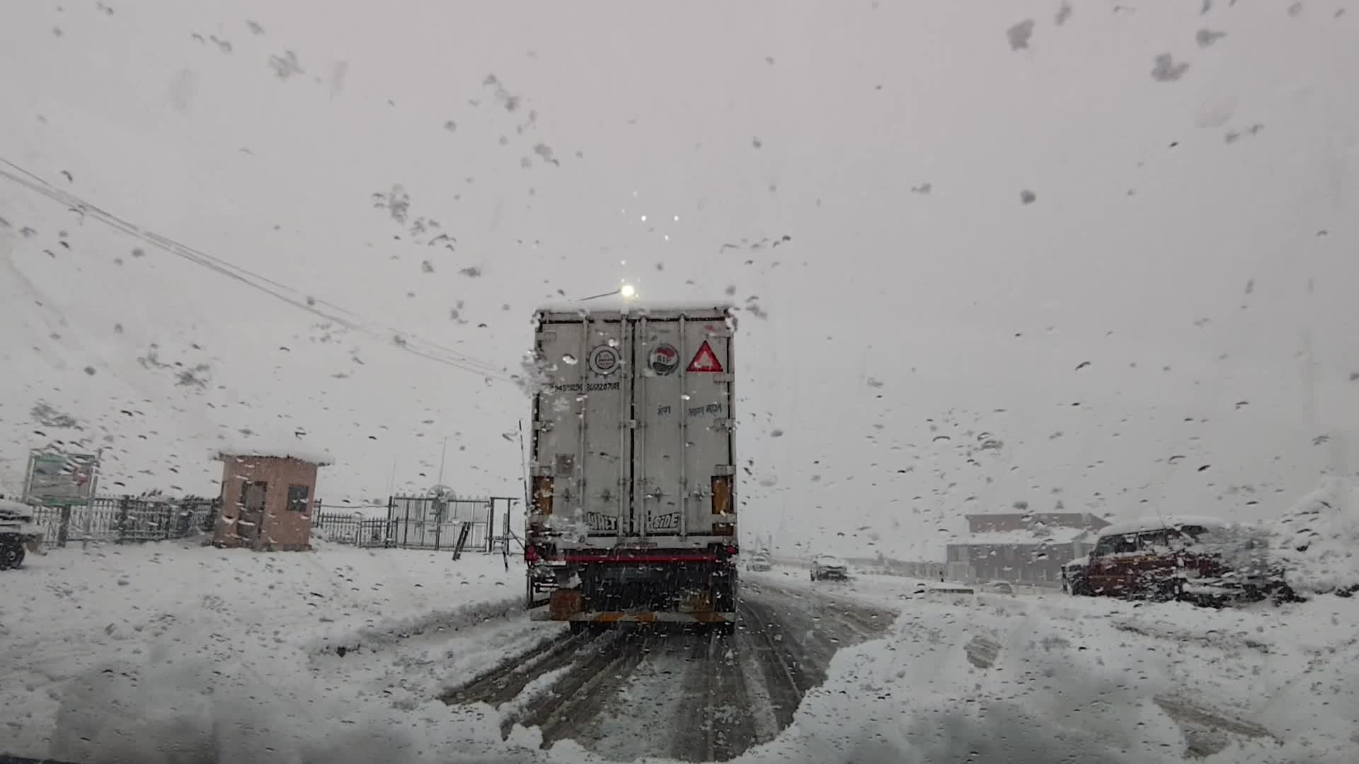 Heavy Snowfall Breaks 40-Day Dry Spell as ‘Chillai Kalan’ Begins in Kashmir