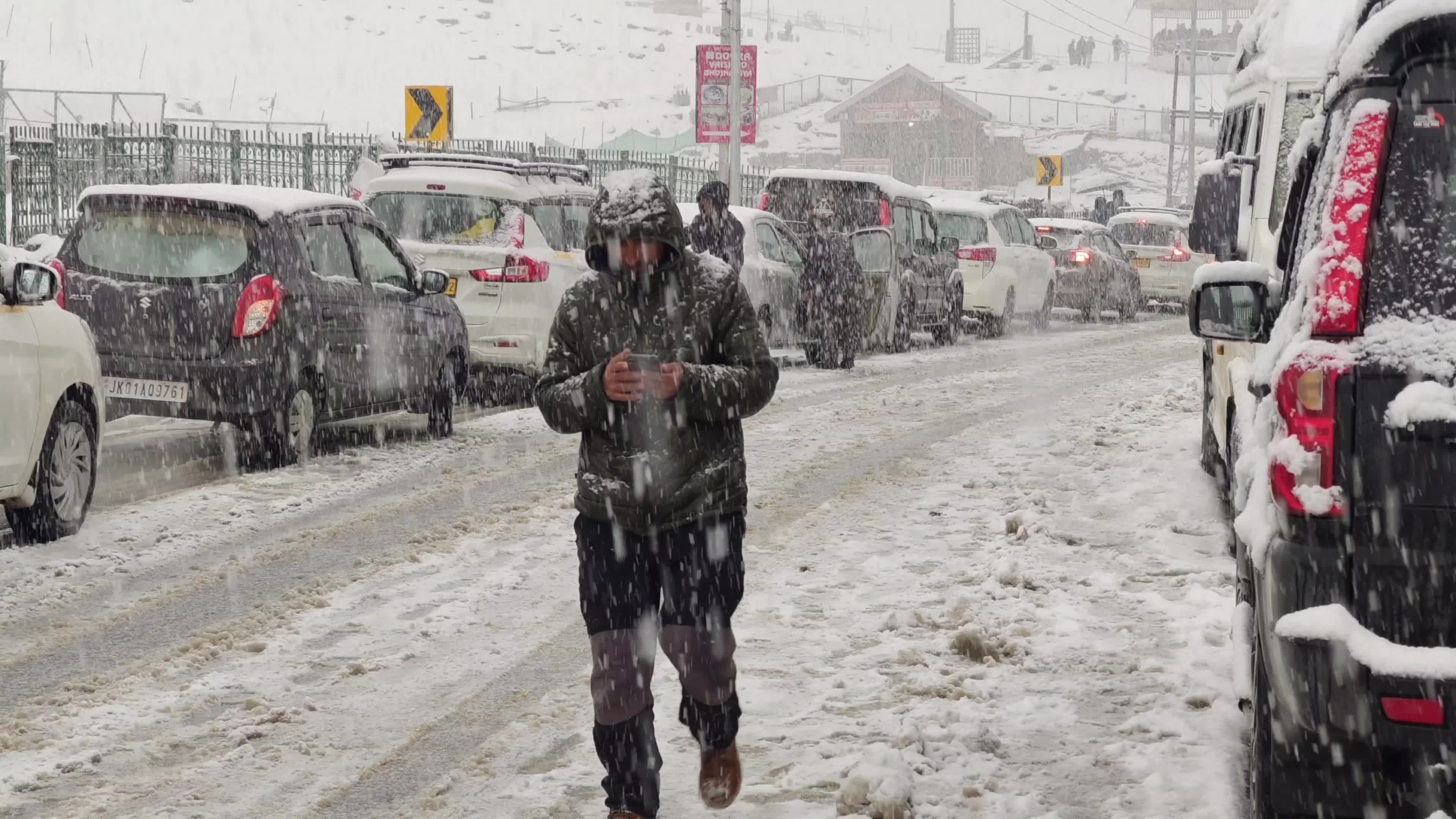 Heavy Snowfall Breaks 40-Day Dry Spell as ‘Chillai Kalan’ Begins in Kashmir