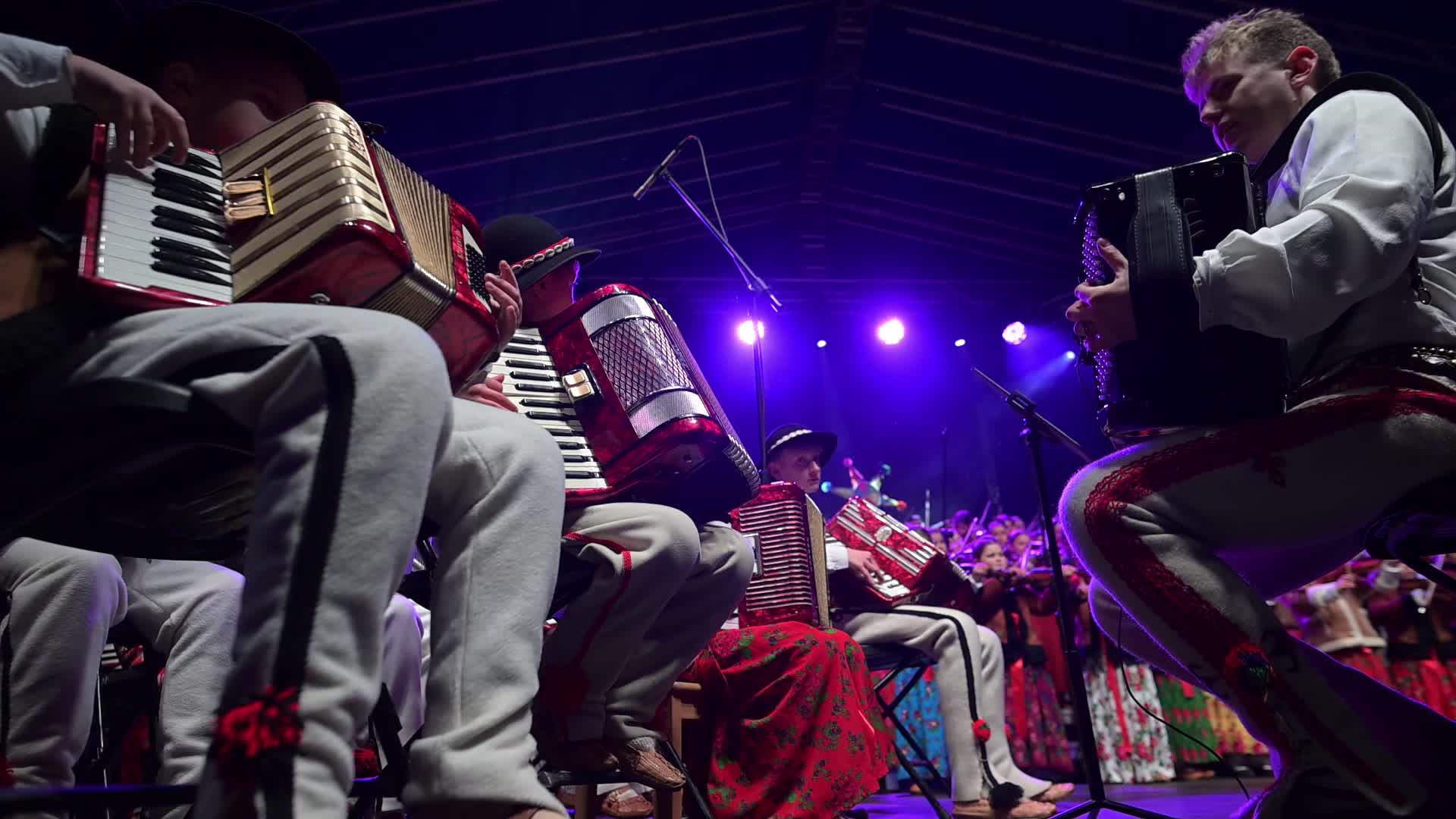 Traditional Highlander Carols Mark Christmas Tree Lighting in Krakow