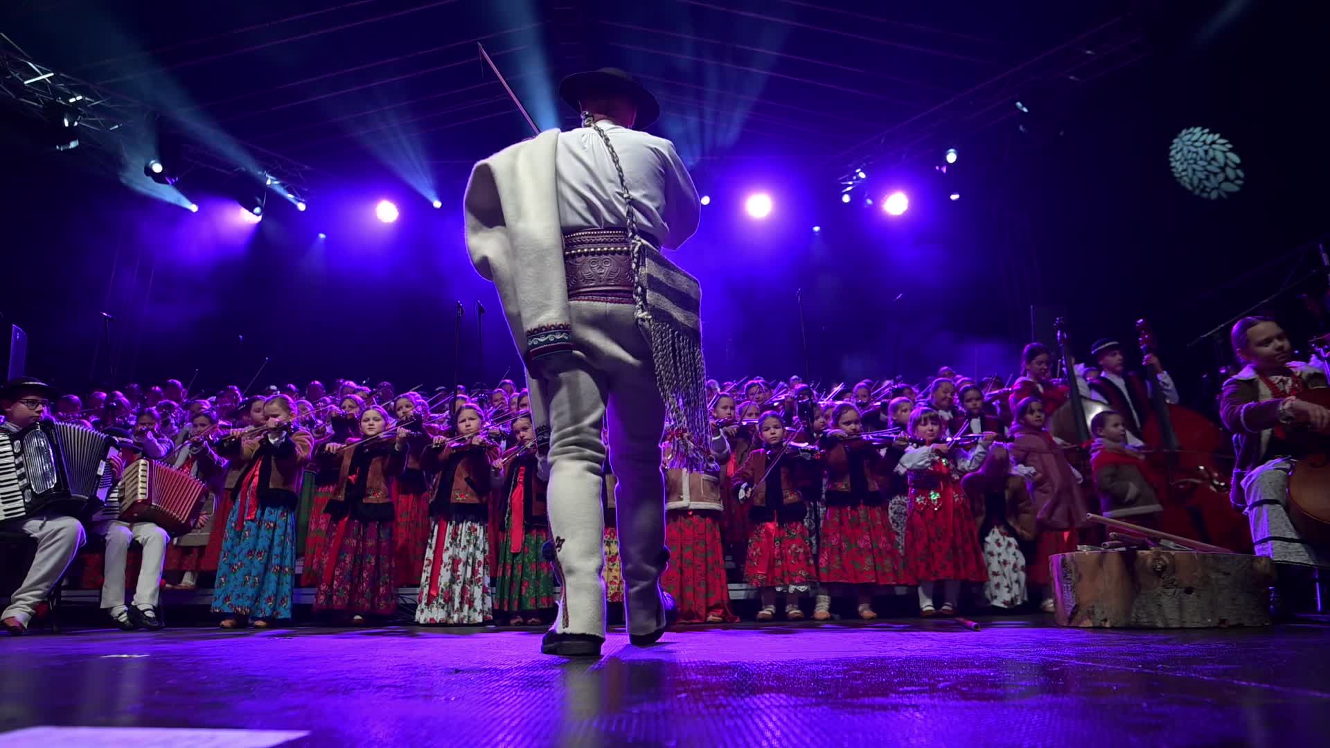 Traditional Highlander Carols Mark Christmas Tree Lighting in Krakow  