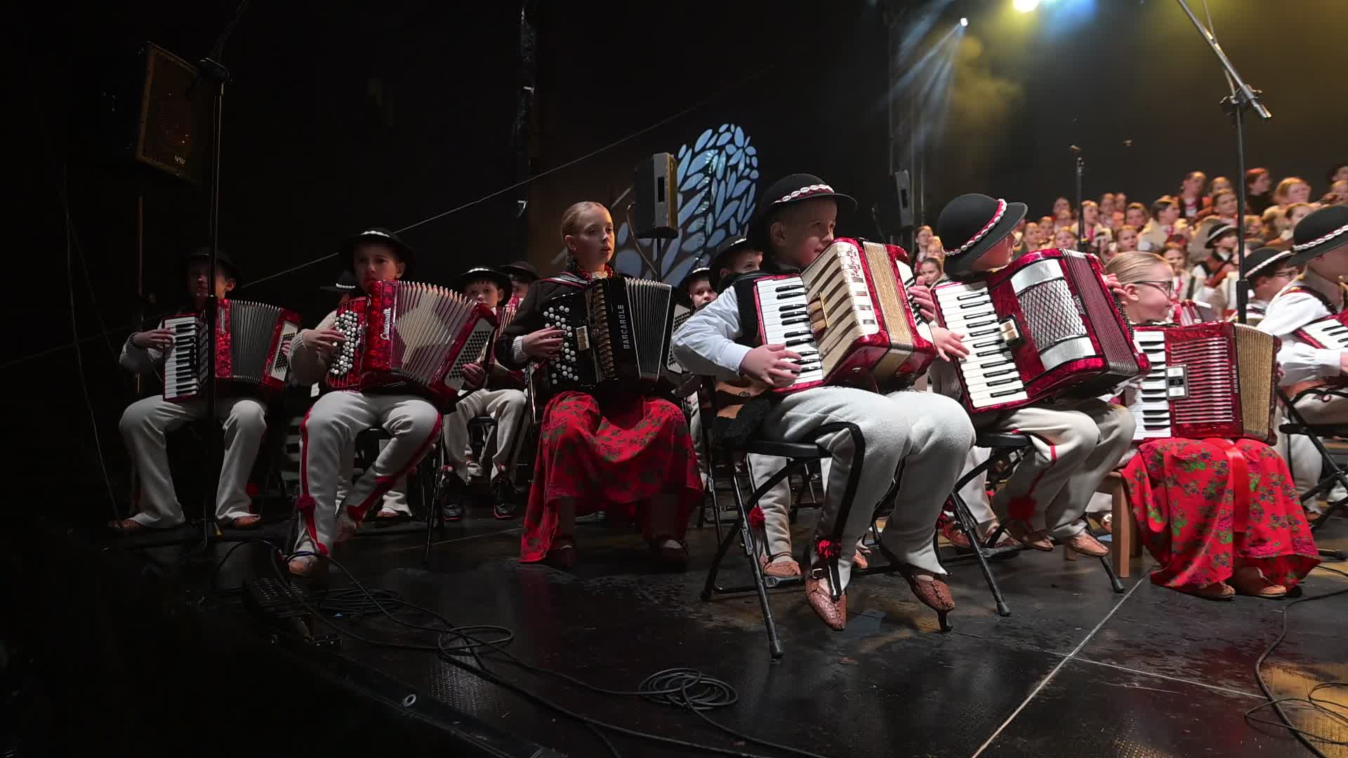 Traditional Highlander Carols Mark Christmas Tree Lighting in Krakow  