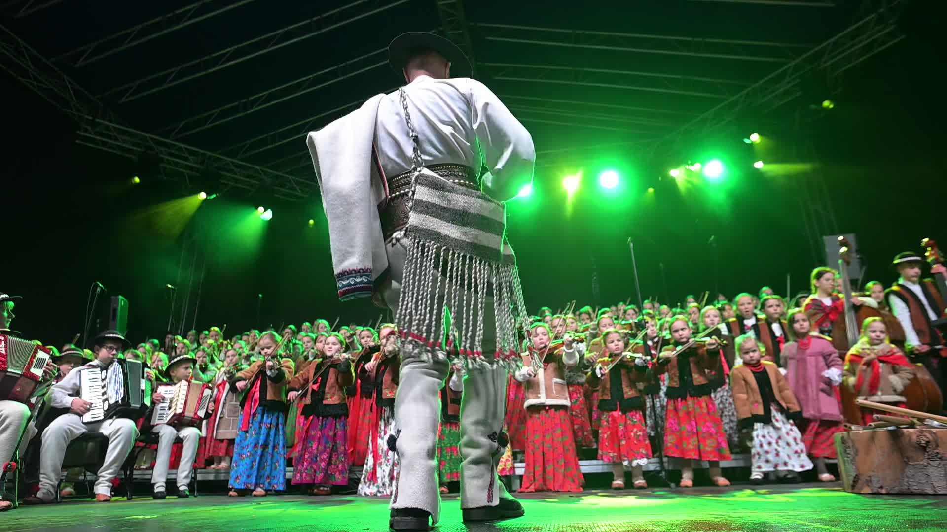 Traditional Highlander Carols Mark Christmas Tree Lighting in Krakow  