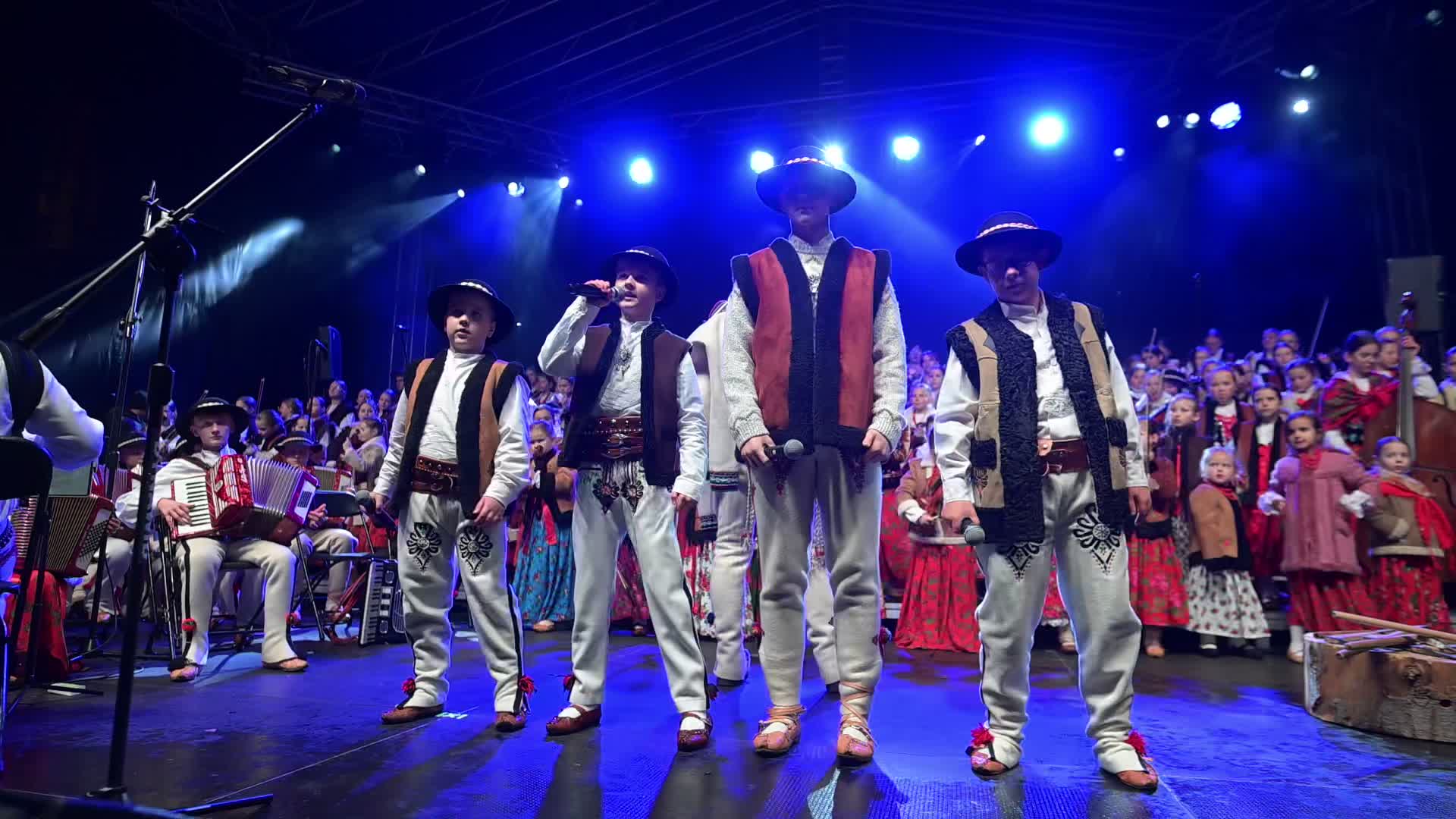 Traditional Highlander Carols Mark Christmas Tree Lighting in Krakow  