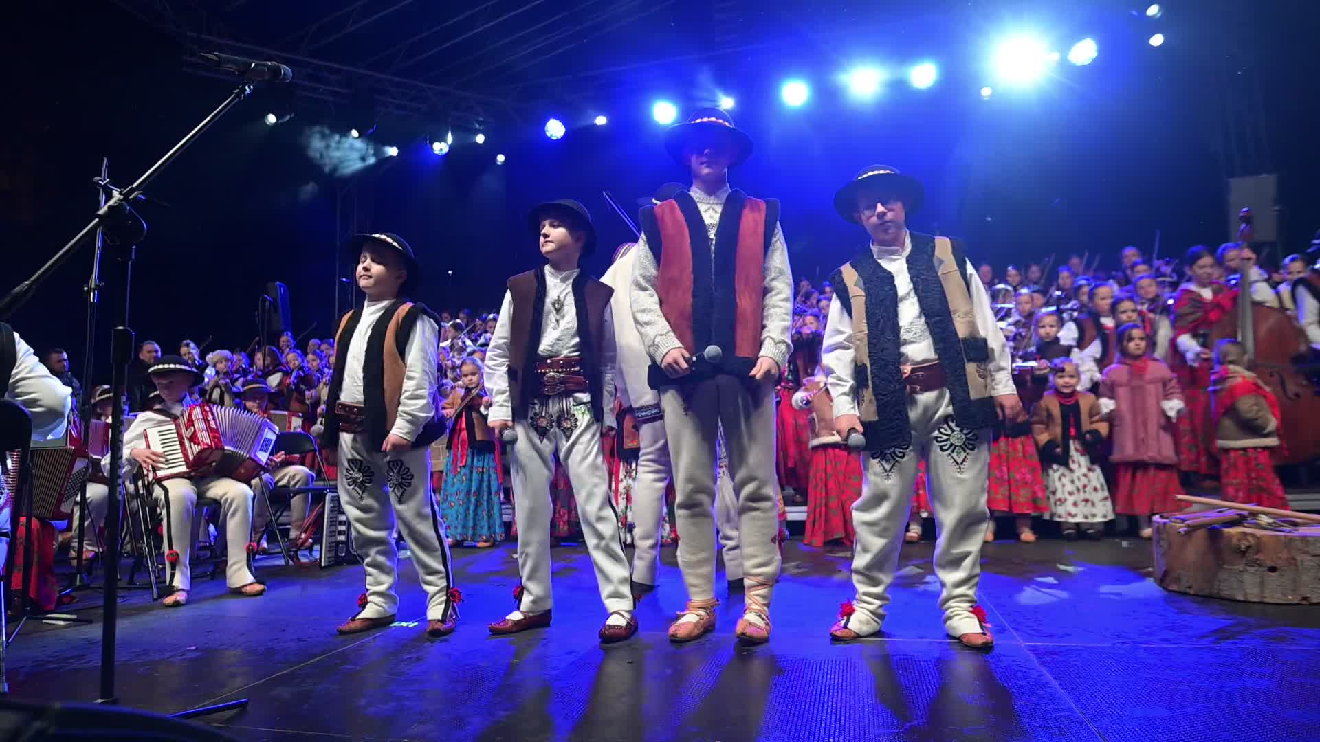 Traditional Highlander Carols Mark Christmas Tree Lighting in Krakow  