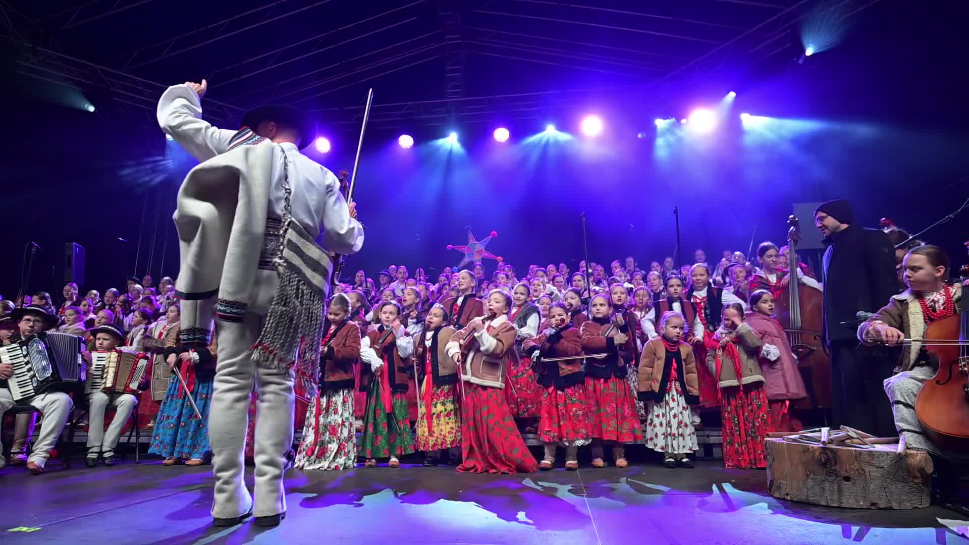 Traditional Highlander Carols Mark Christmas Tree Lighting in Krakow  