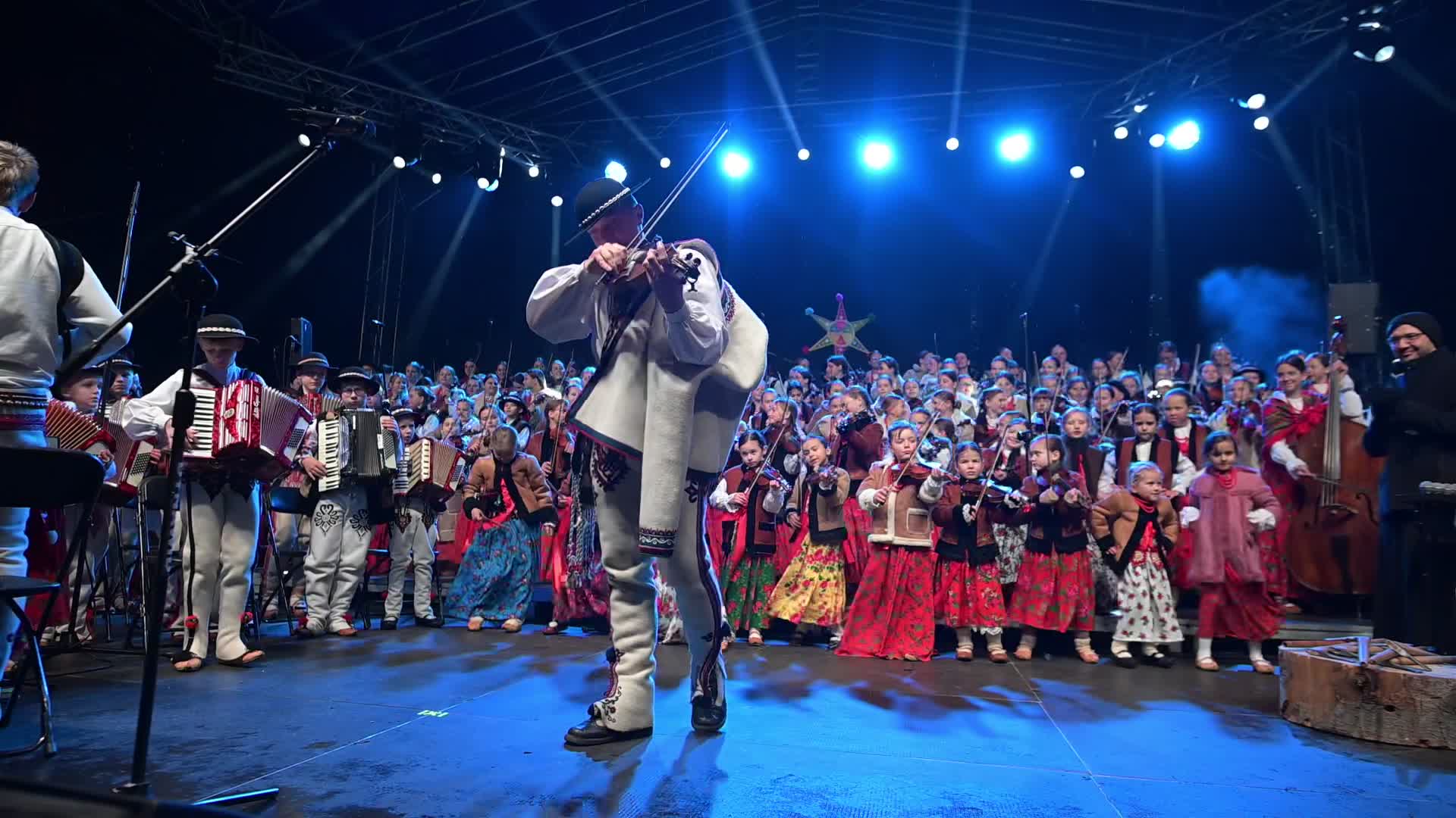 Traditional Highlander Carols Mark Christmas Tree Lighting in Krakow  
