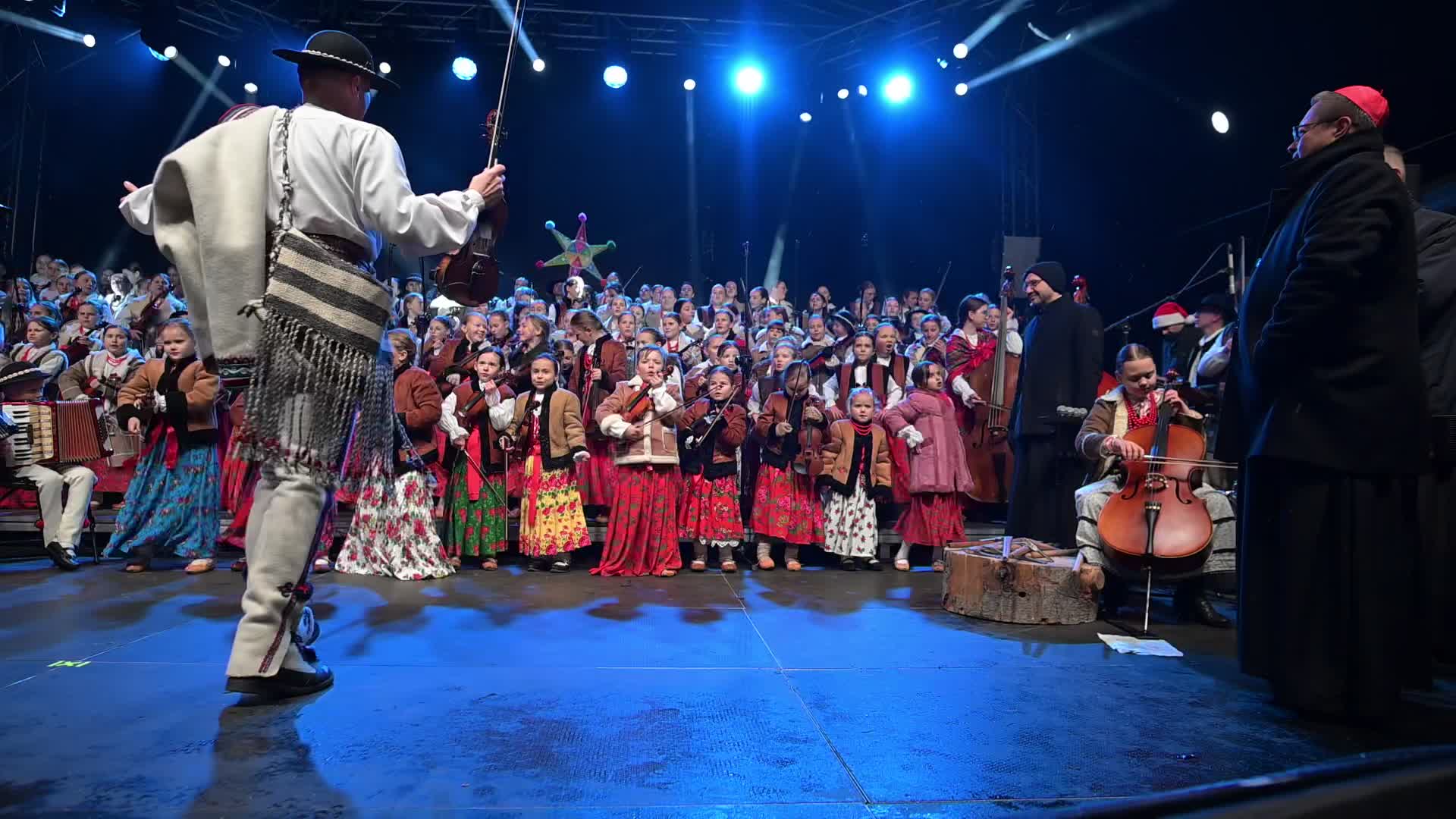 Traditional Highlander Carols Mark Christmas Tree Lighting in Krakow  