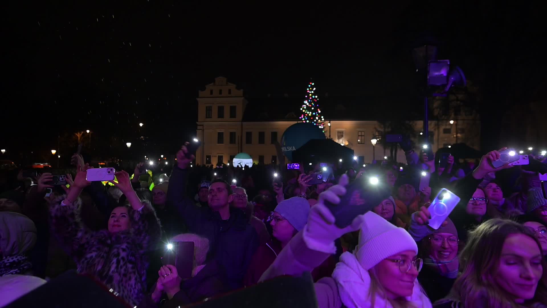 Traditional Highlander Carols Mark Christmas Tree Lighting in Krakow  