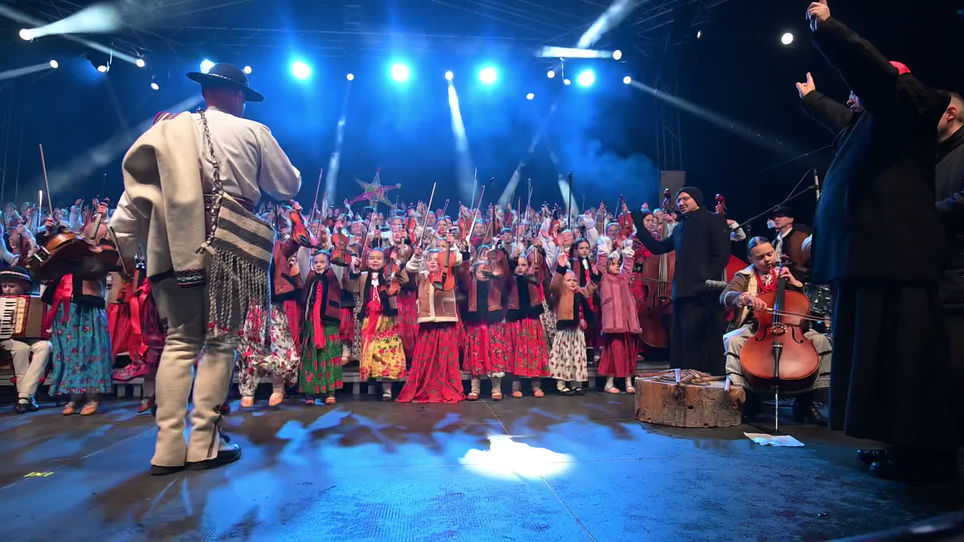 Traditional Highlander Carols Mark Christmas Tree Lighting in Krakow  