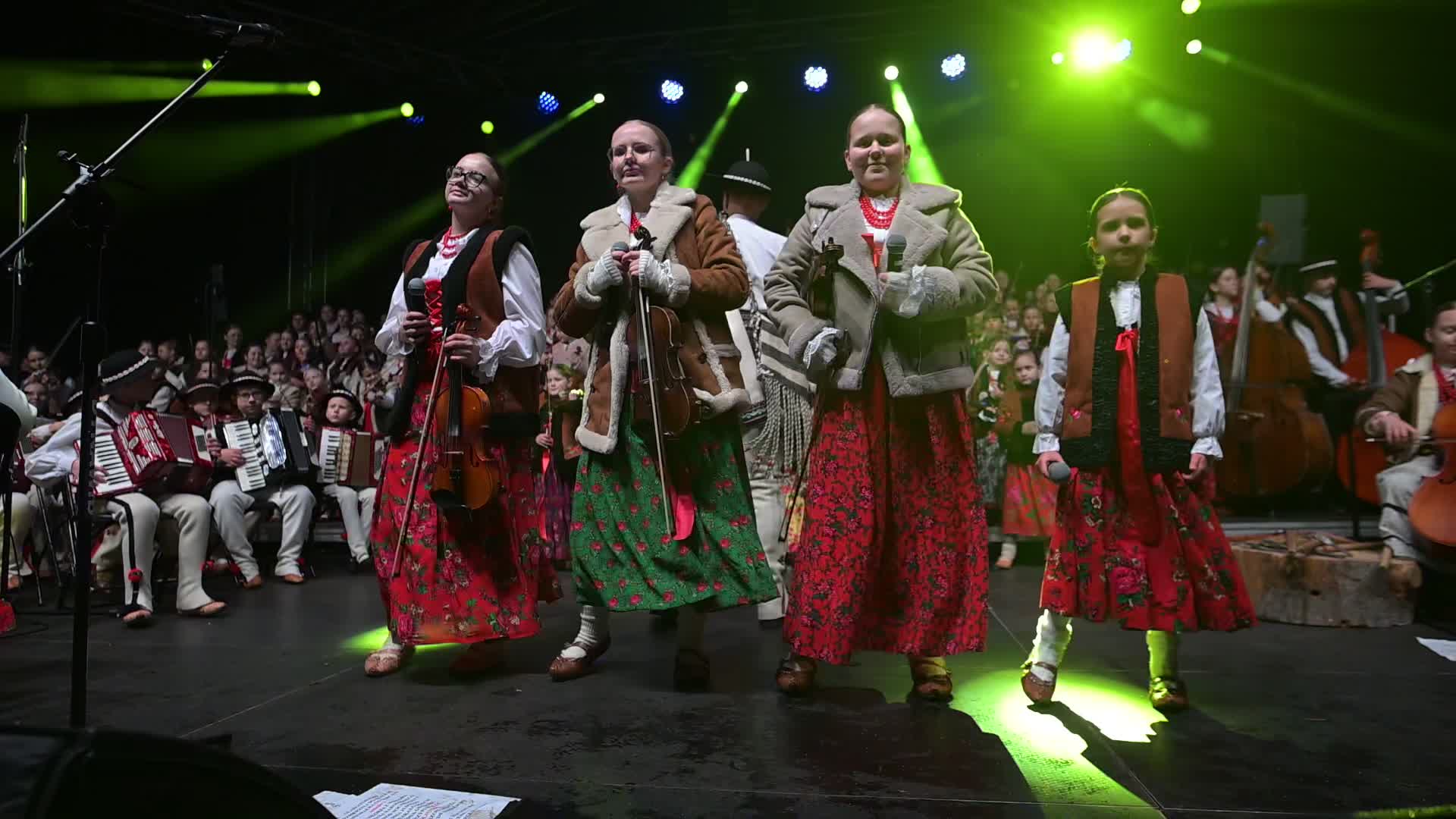 Traditional Highlander Carols Mark Christmas Tree Lighting in Krakow  