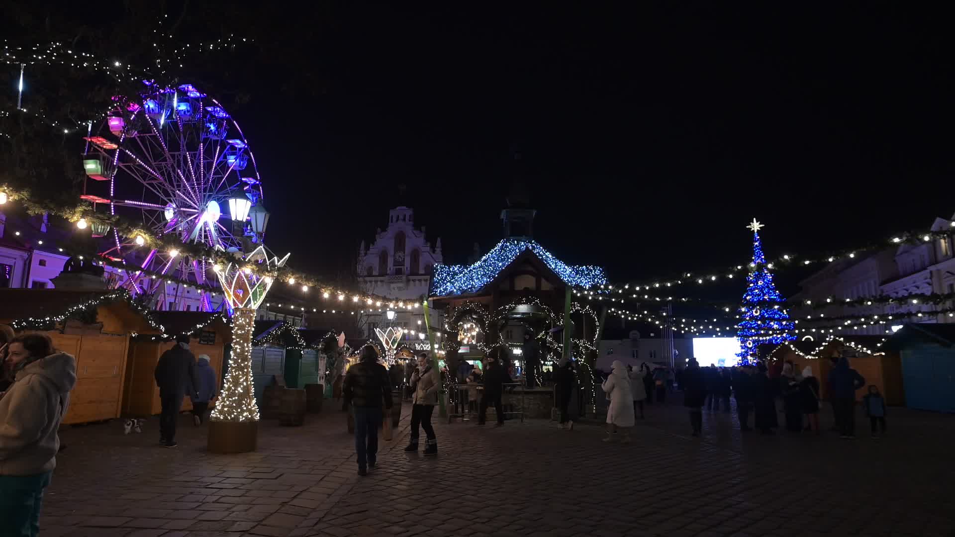 Rzeszow Christmas Market Draws Visitors on Christmas Day