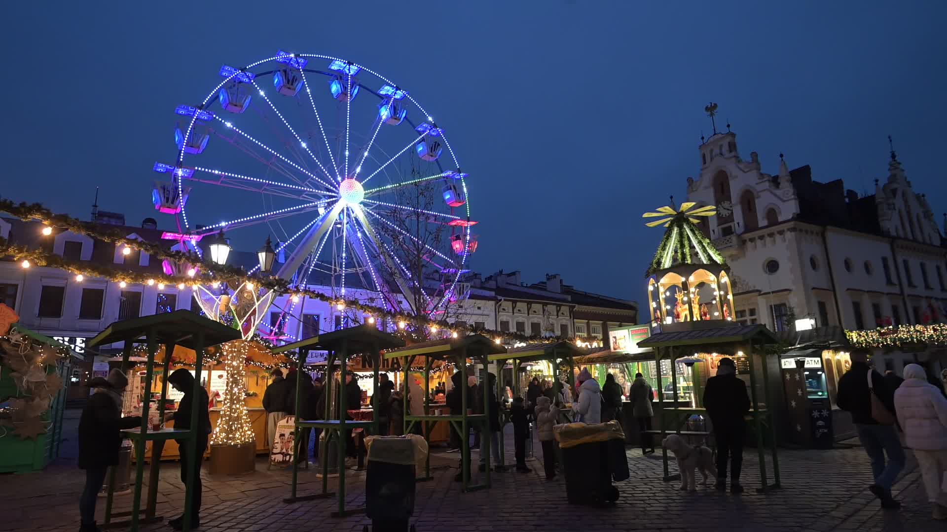 Rzeszow Christmas Market Draws Visitors on Christmas Day