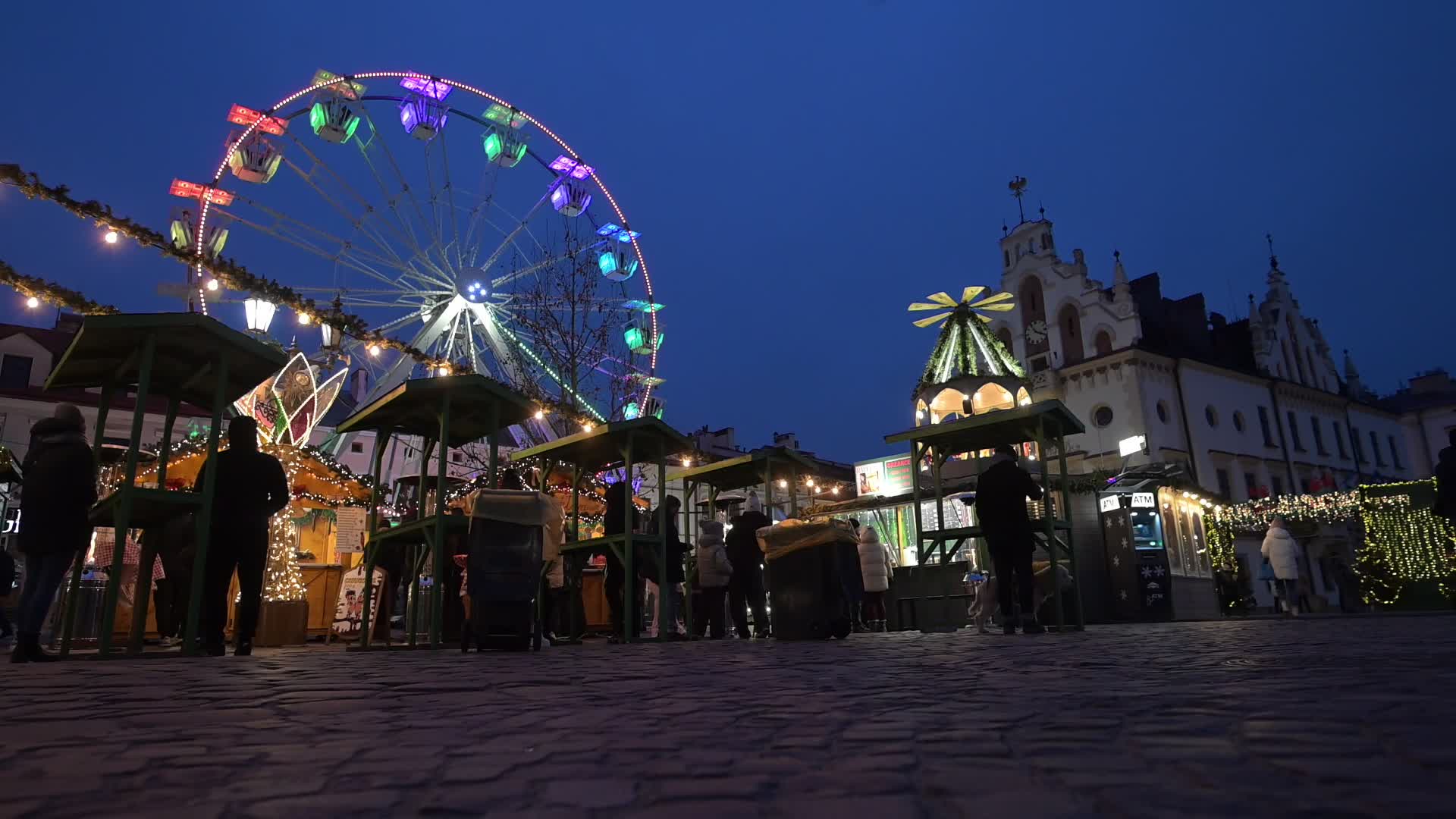 Rzeszow Christmas Market Draws Visitors on Christmas Day