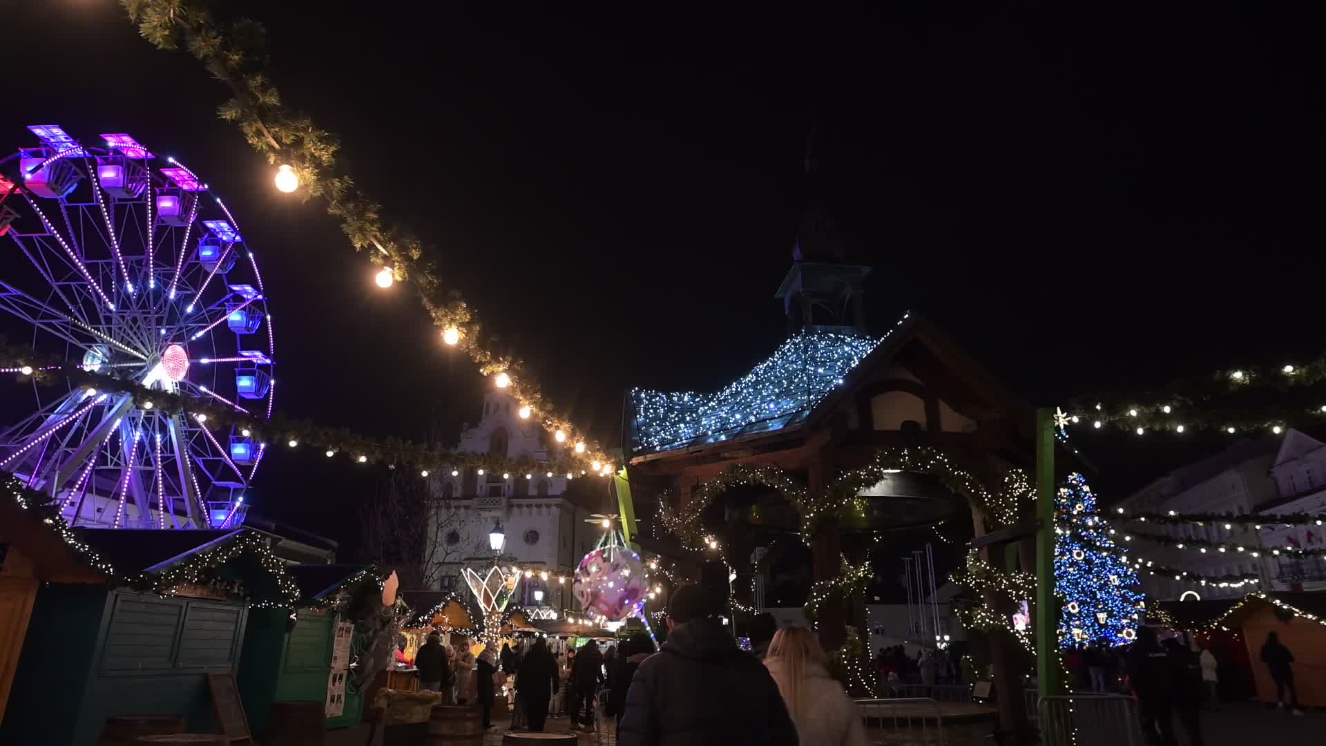 Rzeszow Christmas Market Draws Visitors on Christmas Day