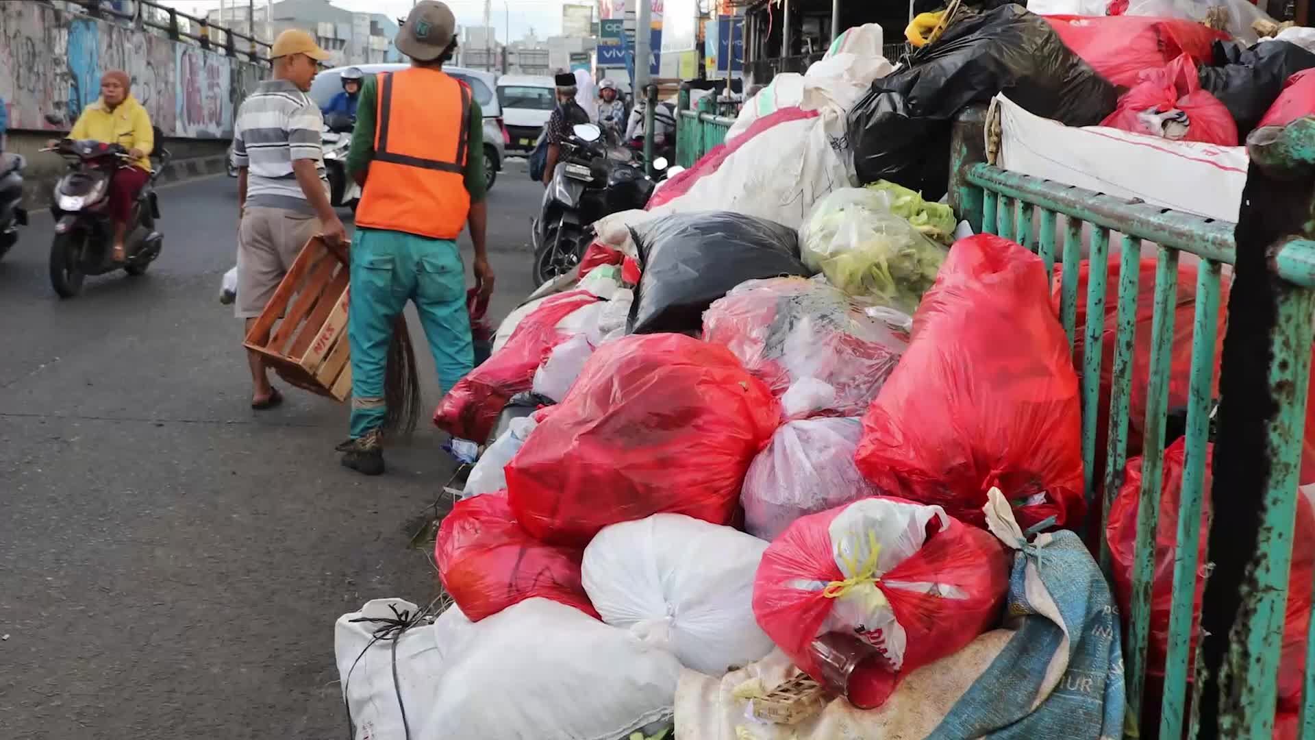 Pile of garbages hit Indonesia