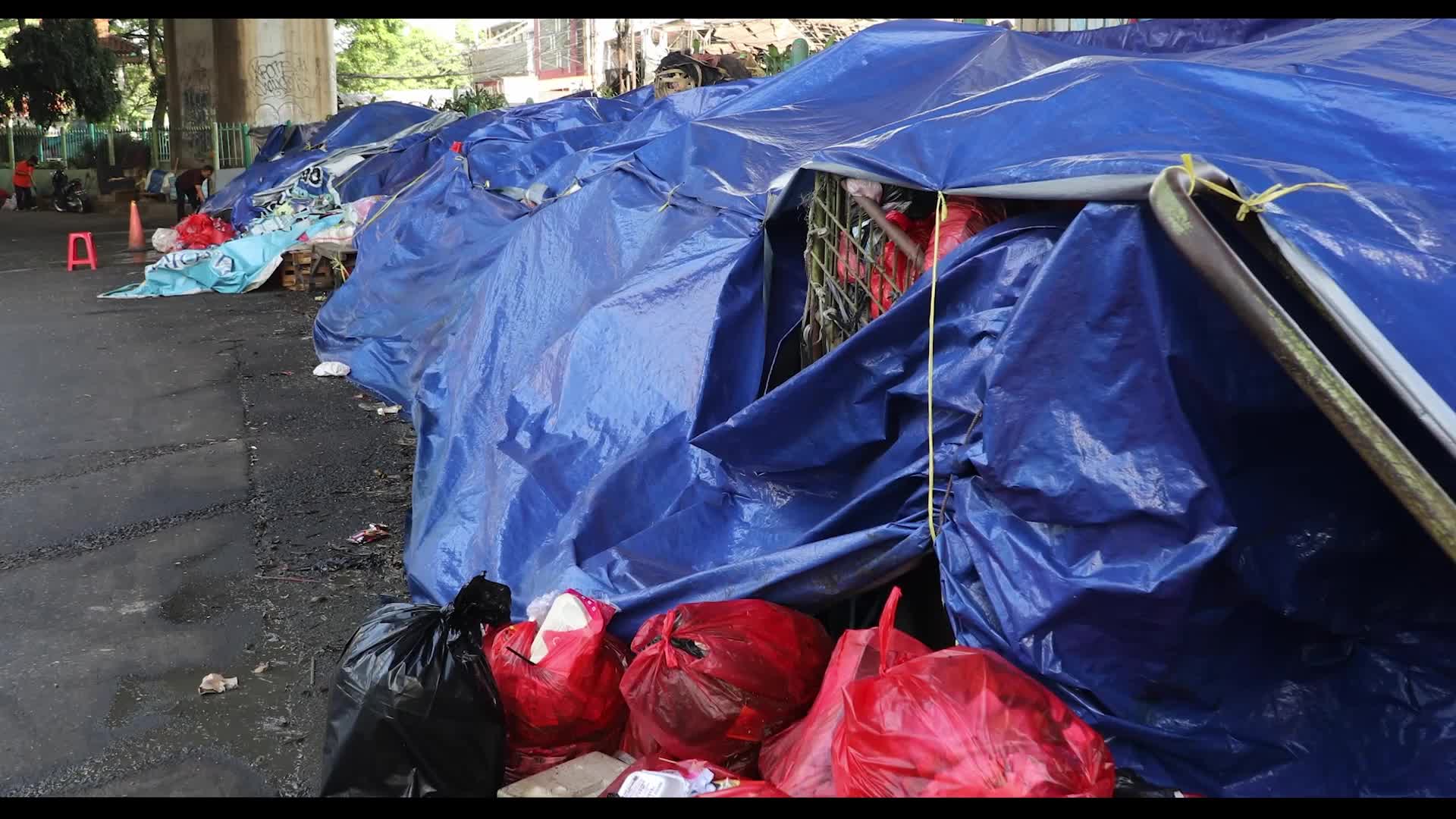 Pile of garbages hit Indonesia