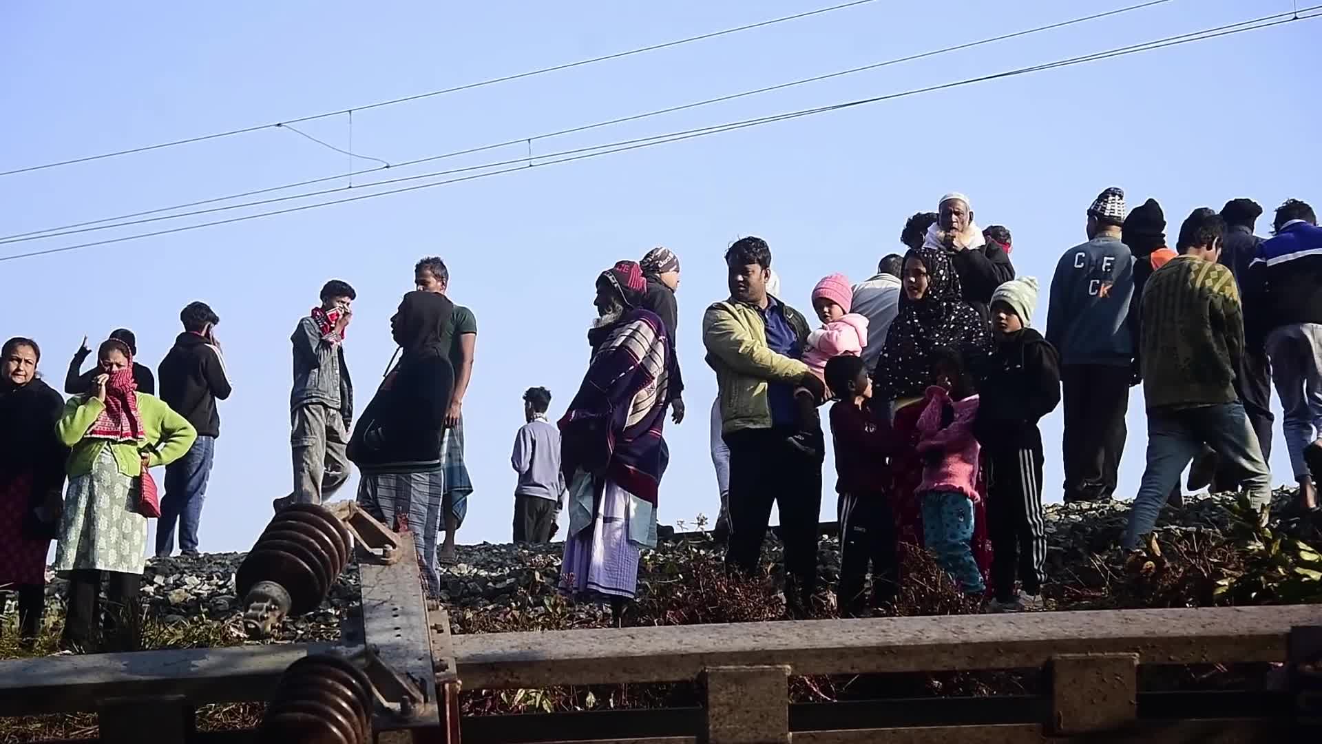 8 elephants killed after By Rajdhani Express In Assam, India 