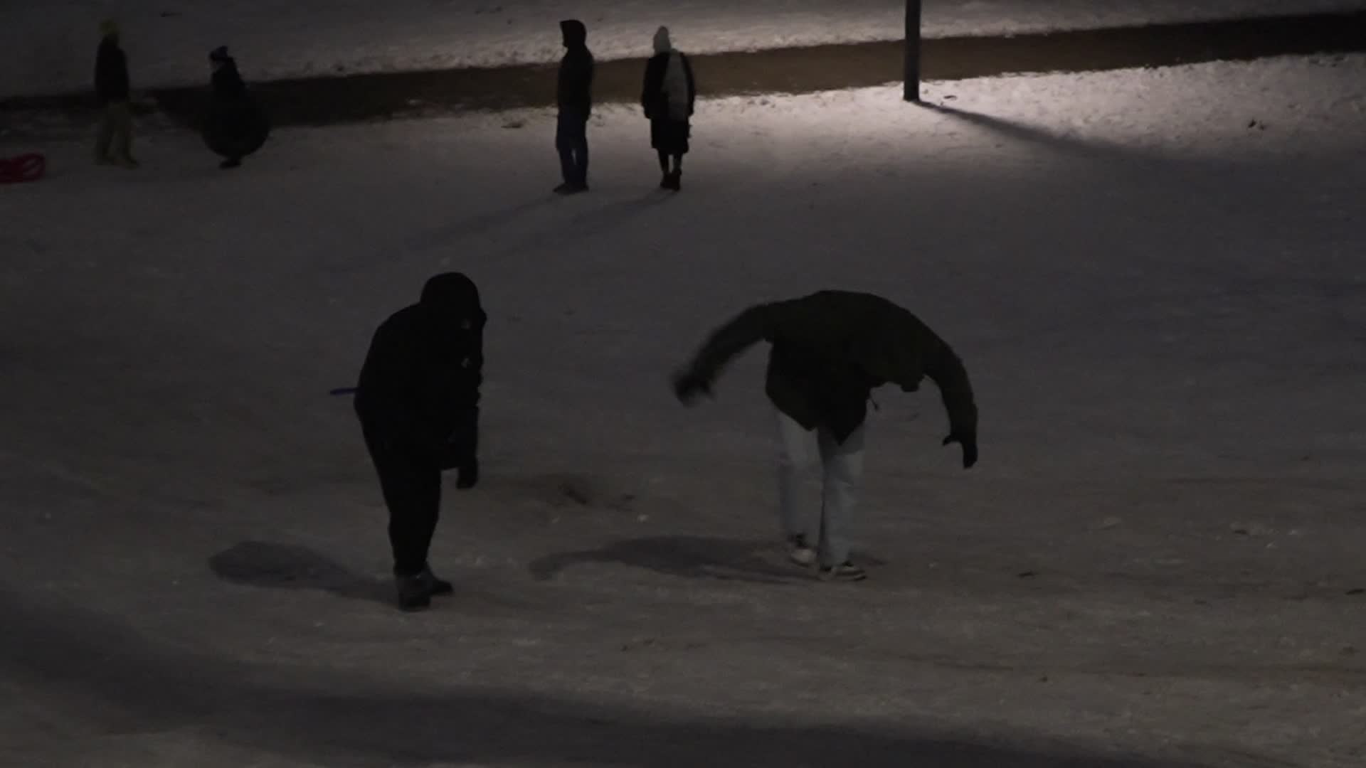 Snow alert marks new year in Poland