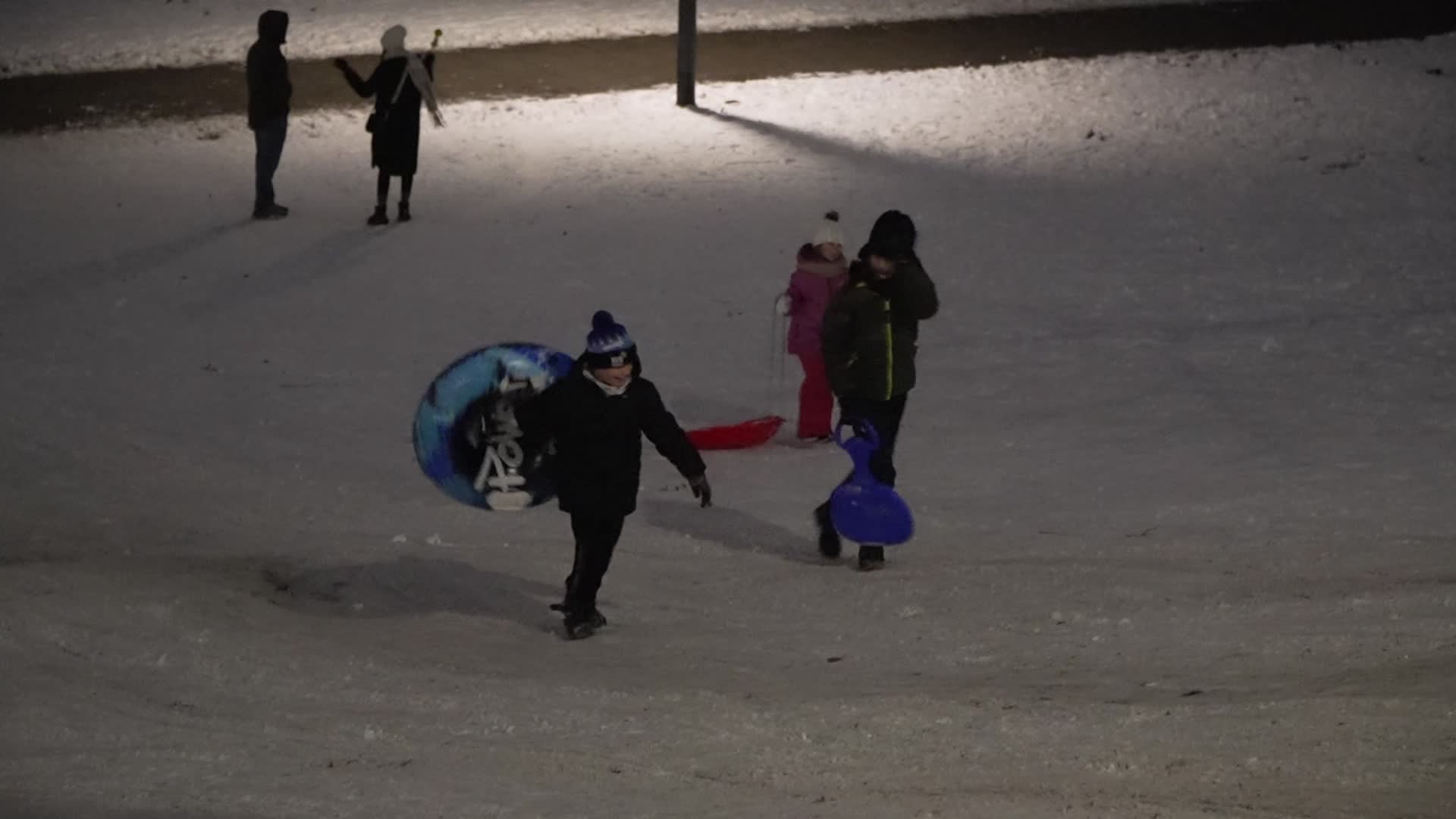Snow alert marks new year in Poland