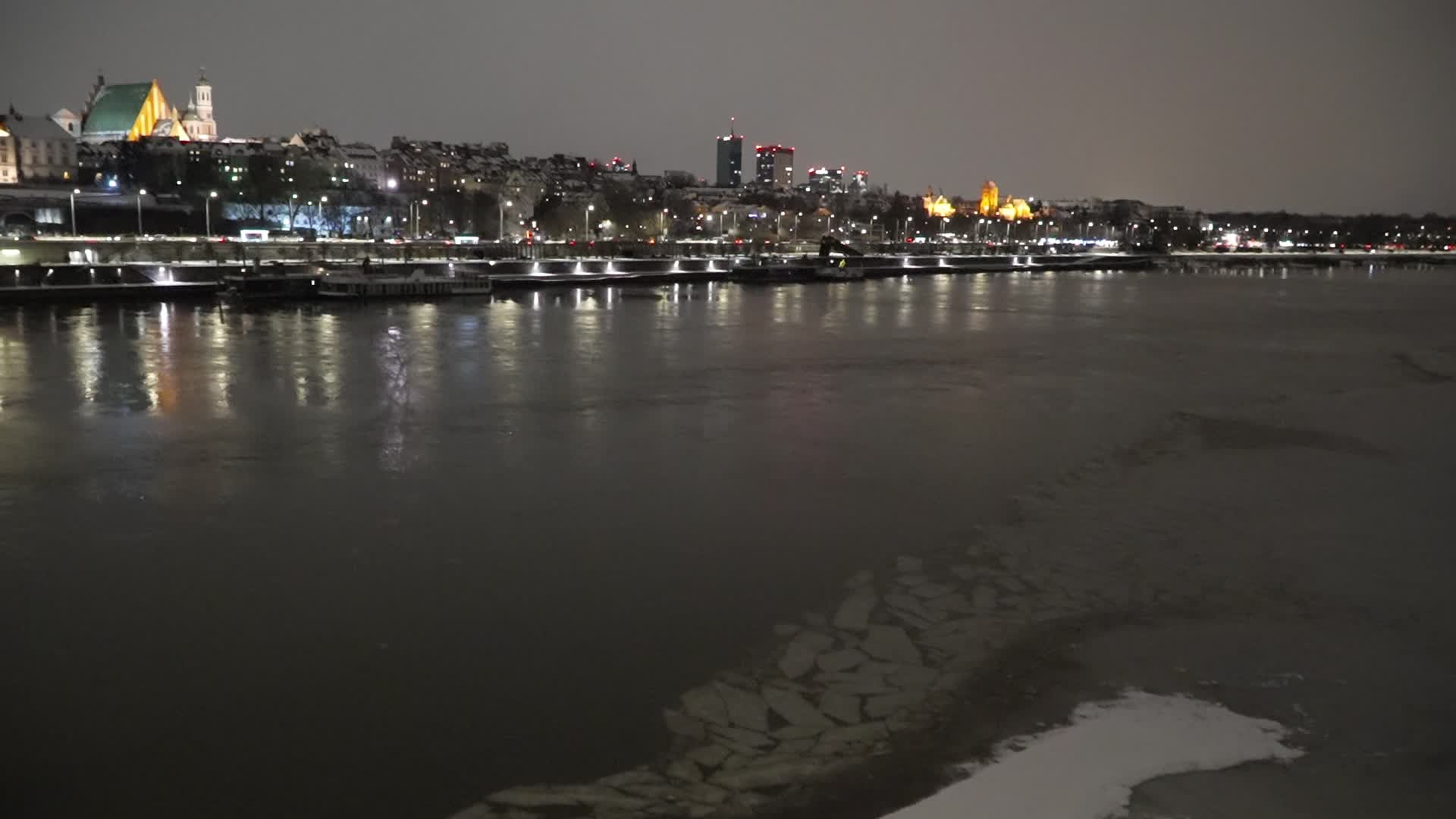 Snow alert marks new year in Poland