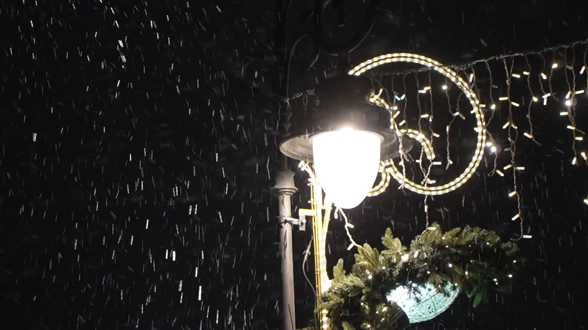 Snow alert marks new year in Poland