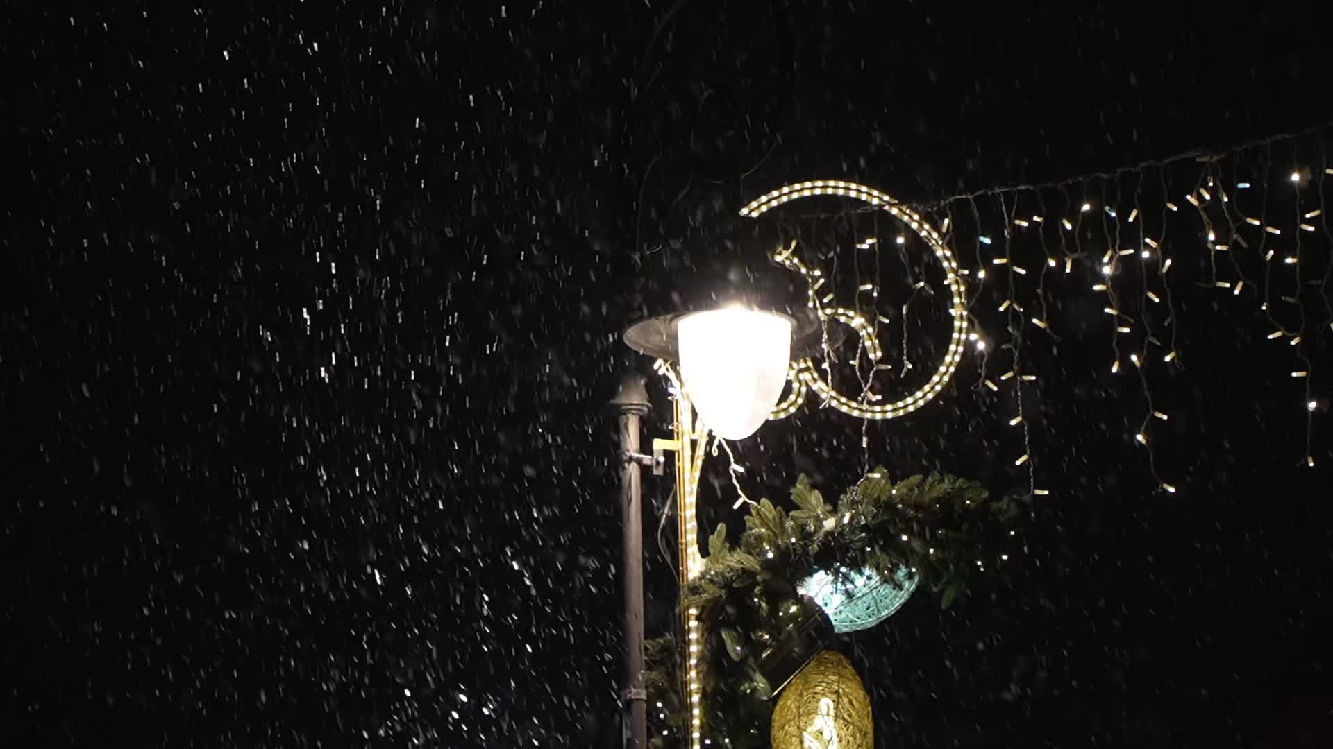 Snow alert marks new year in Poland