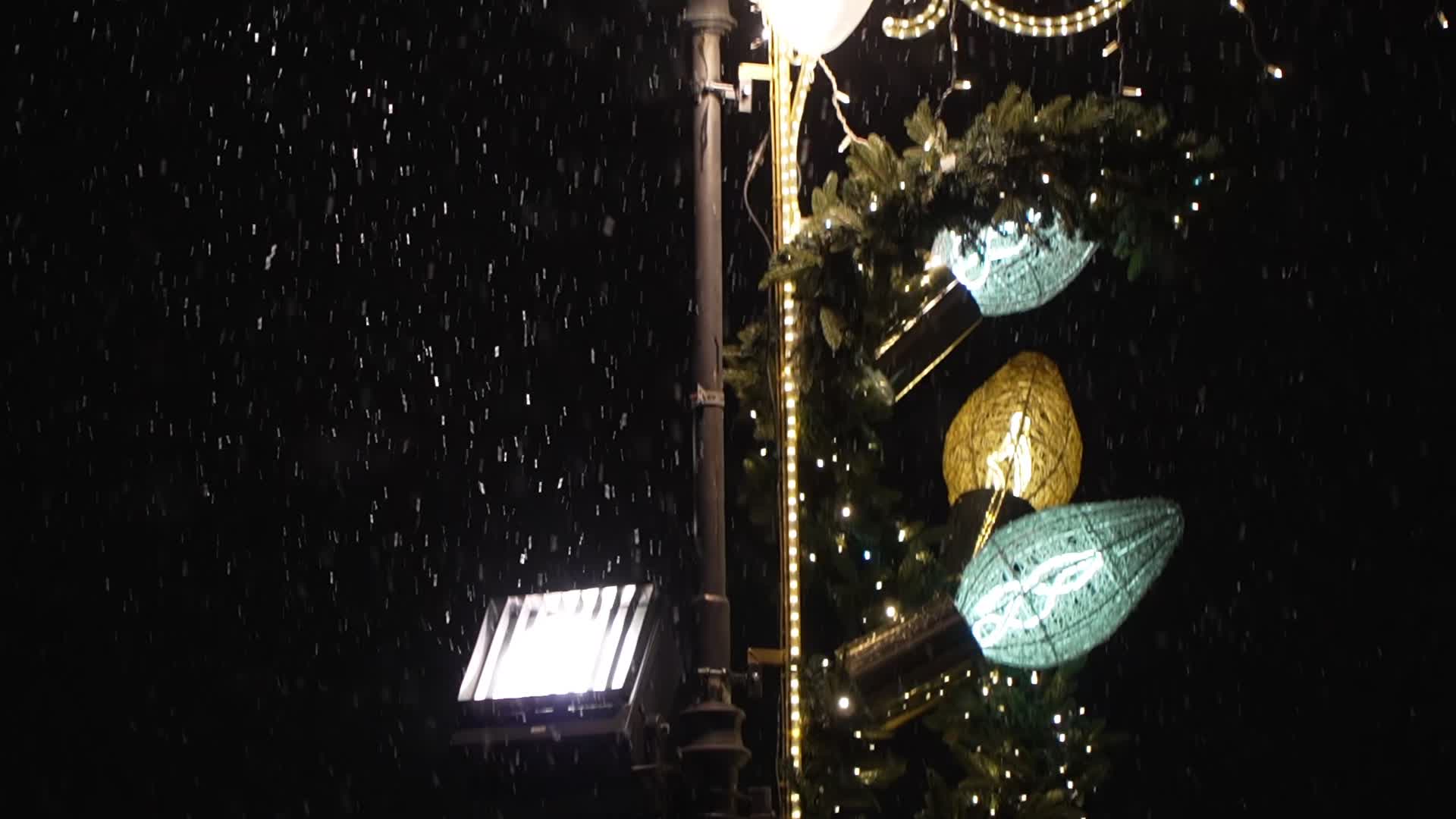 Snow alert marks new year in Poland