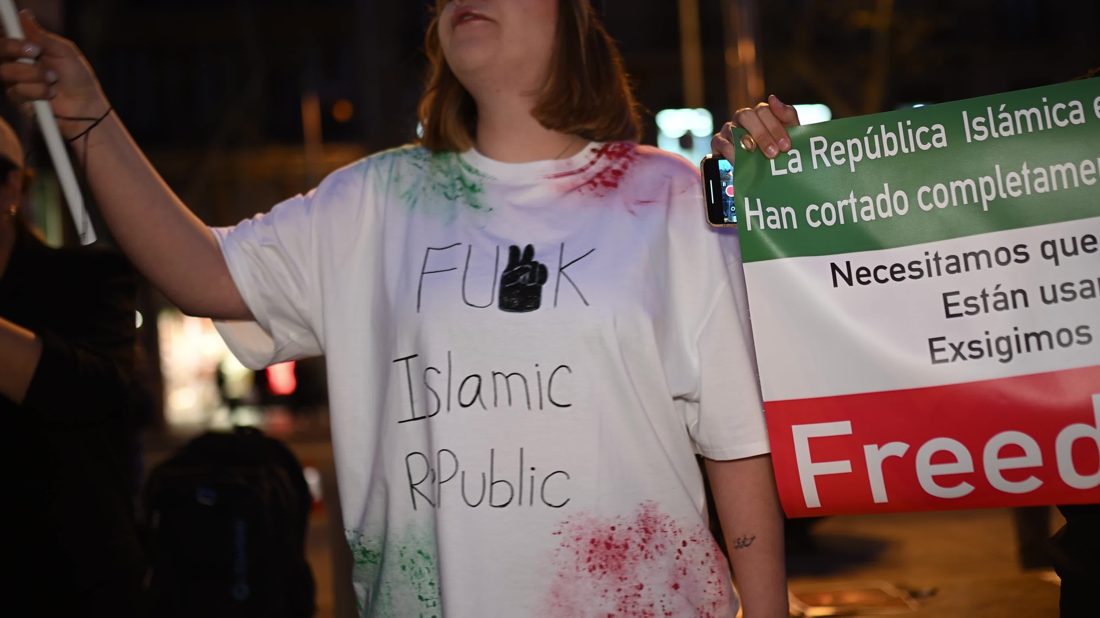 About one hundred people demonstrate in Barcelona "in solidarity with the Iranian people"