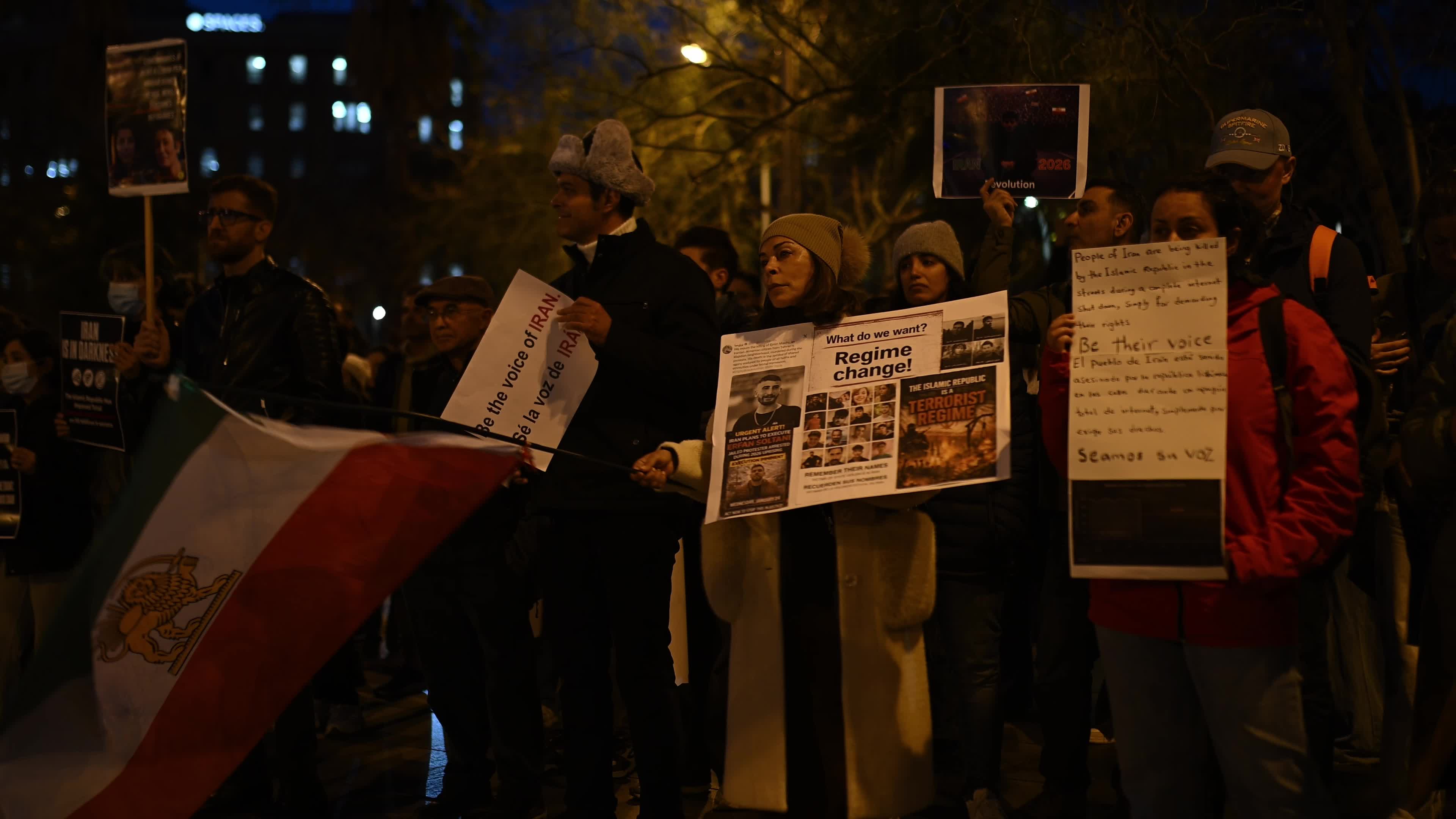 About one hundred people demonstrate in Barcelona "in solidarity with the Iranian people"
