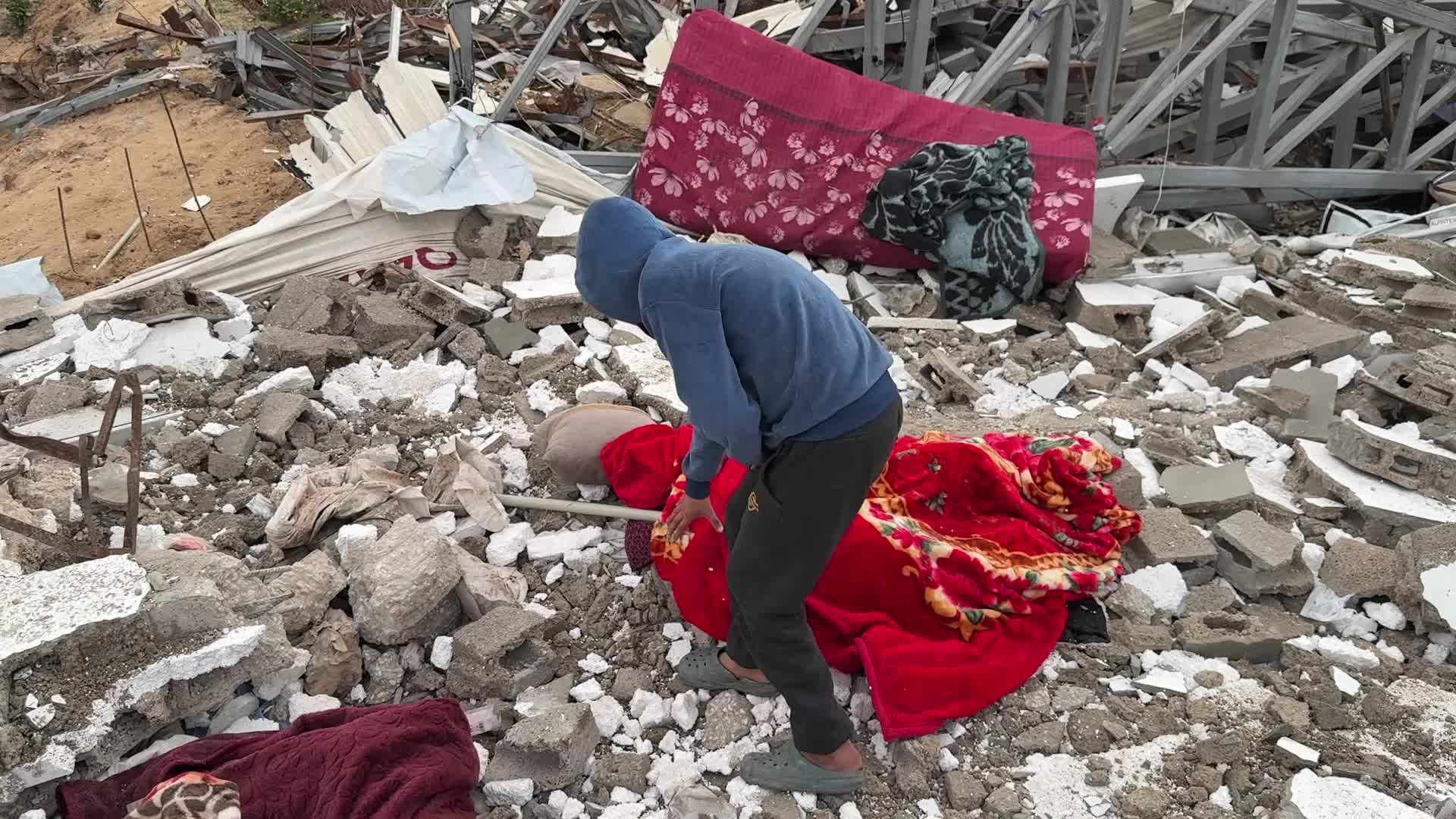 Palestinians Inspect War Damage in Gaza City Amid Ceasefire