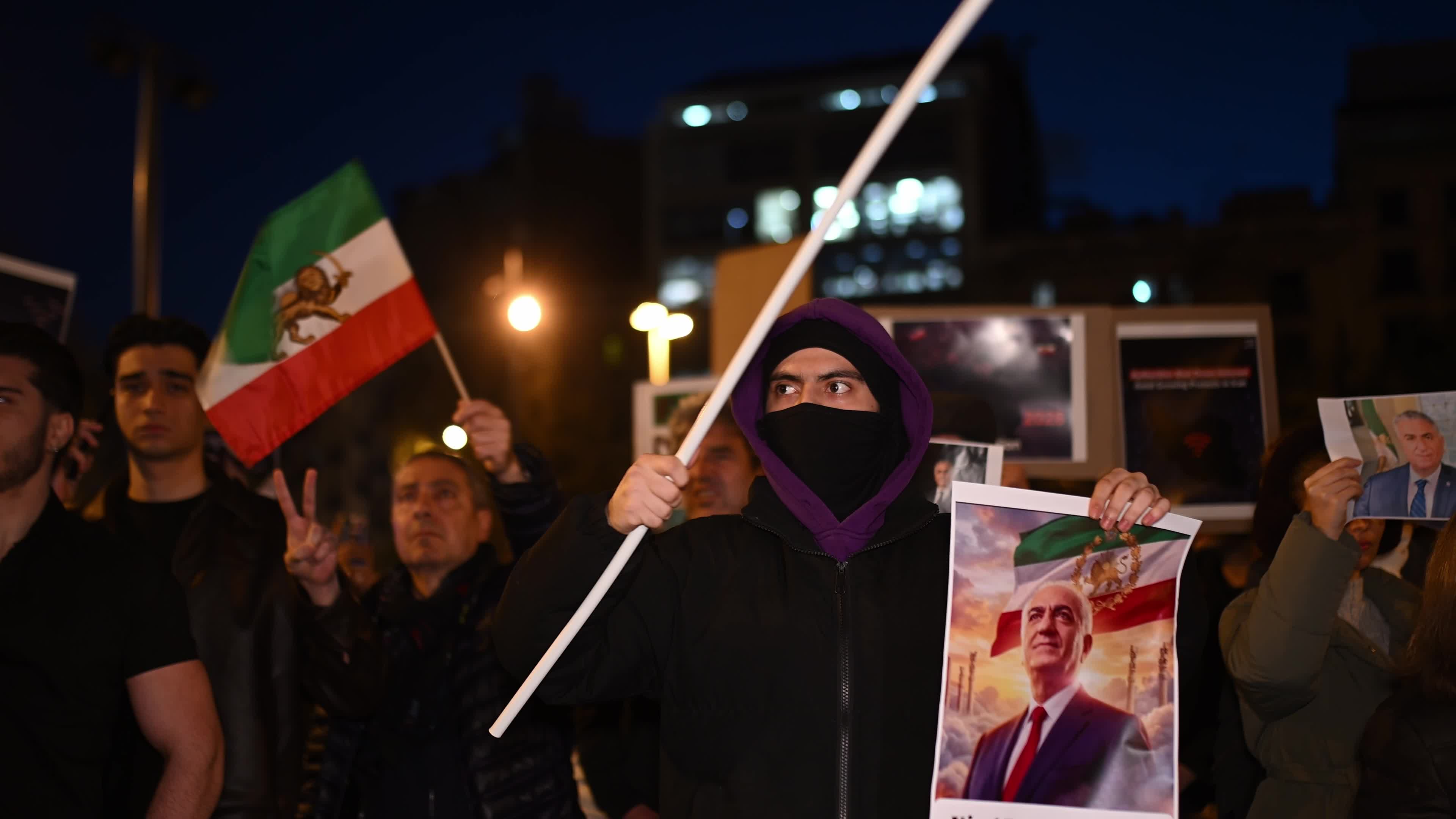 About one hundred people demonstrate in Barcelona "in solidarity with the Iranian people"