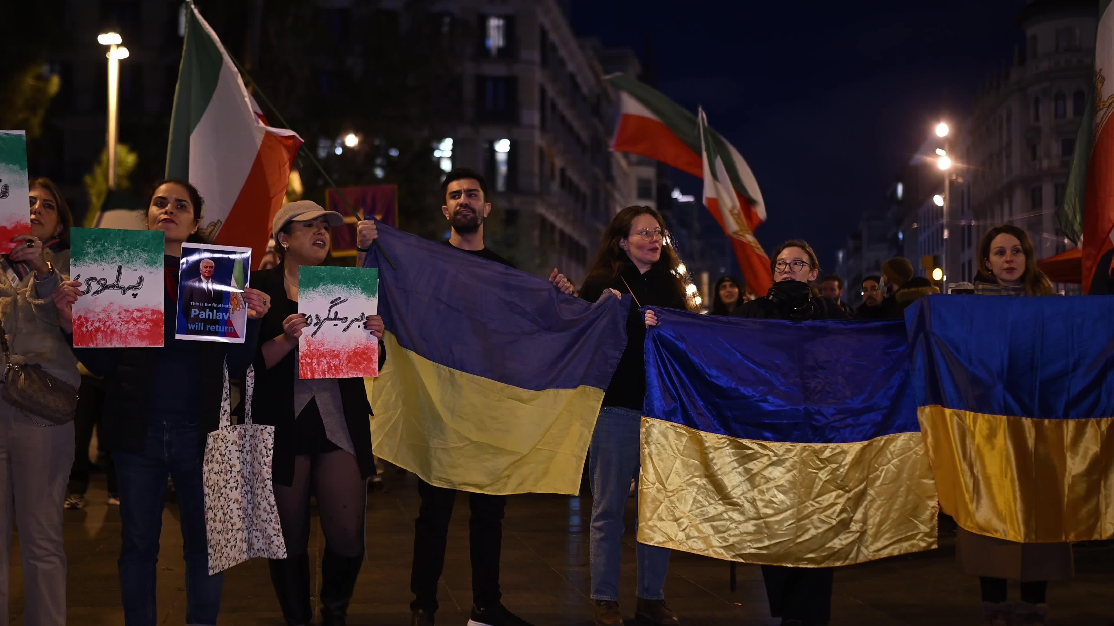 About one hundred people demonstrate in Barcelona "in solidarity with the Iranian people"