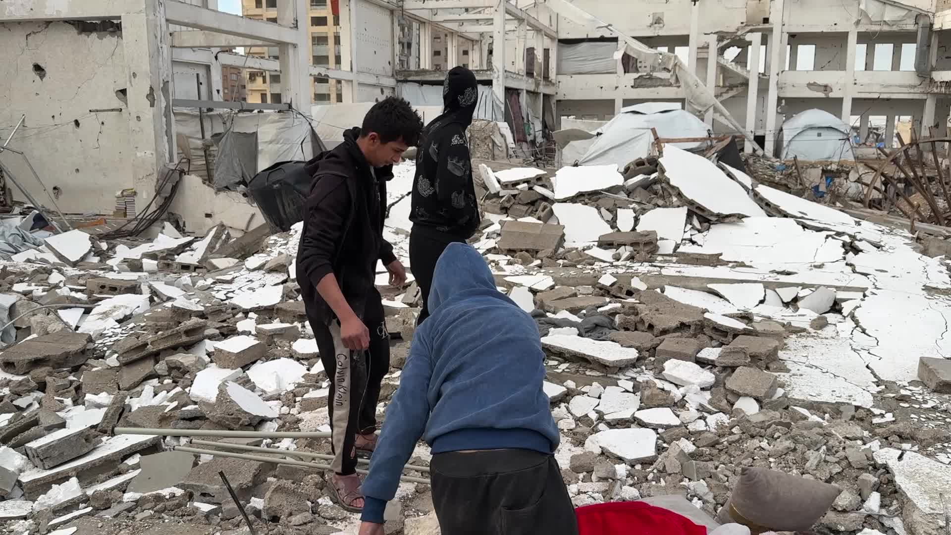 Palestinians Inspect War Damage in Gaza City Amid Ceasefire