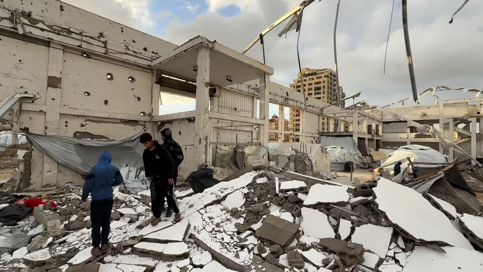 Palestinians Inspect War Damage in Gaza City Amid Ceasefire