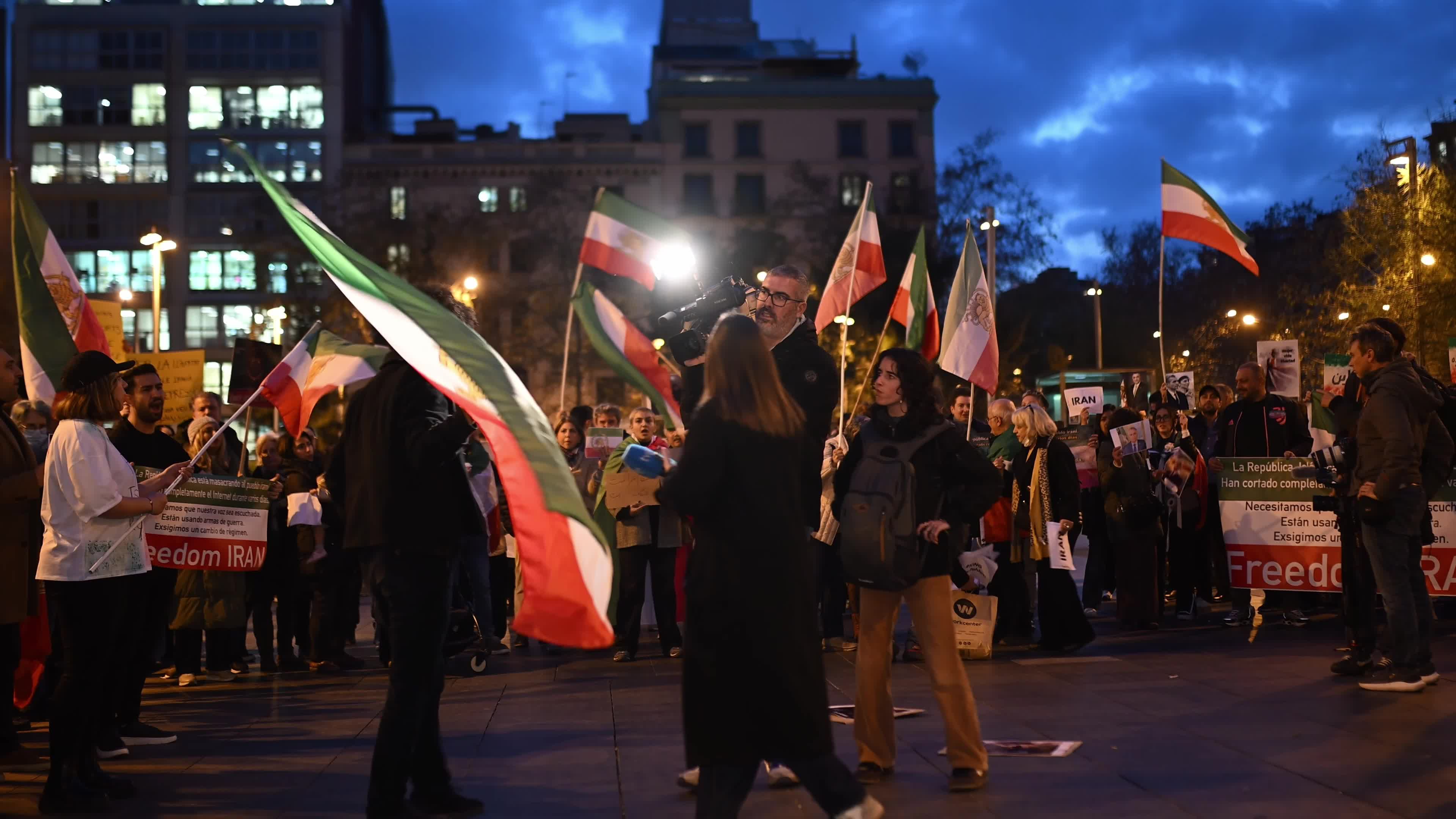 About one hundred people demonstrate in Barcelona "in solidarity with the Iranian people"