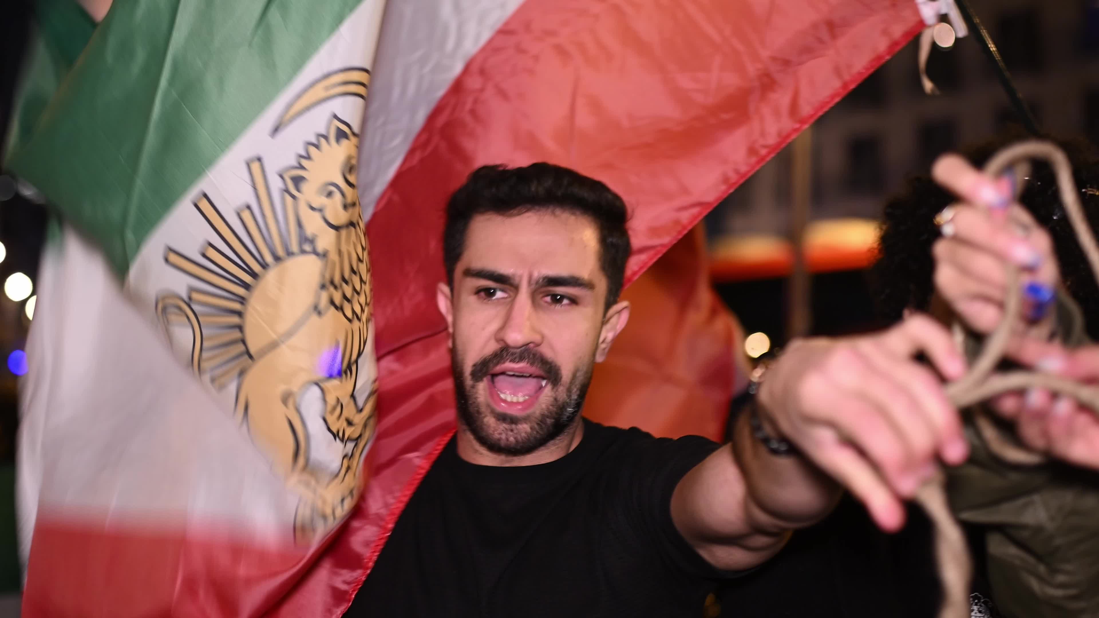 About one hundred people demonstrate in Barcelona "in solidarity with the Iranian people"