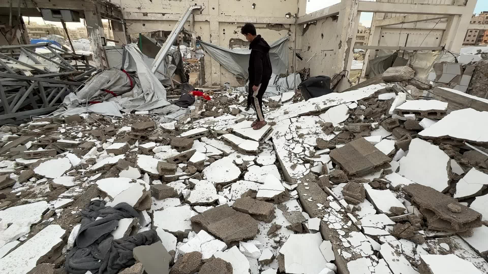 Palestinians Inspect War Damage in Gaza City Amid Ceasefire