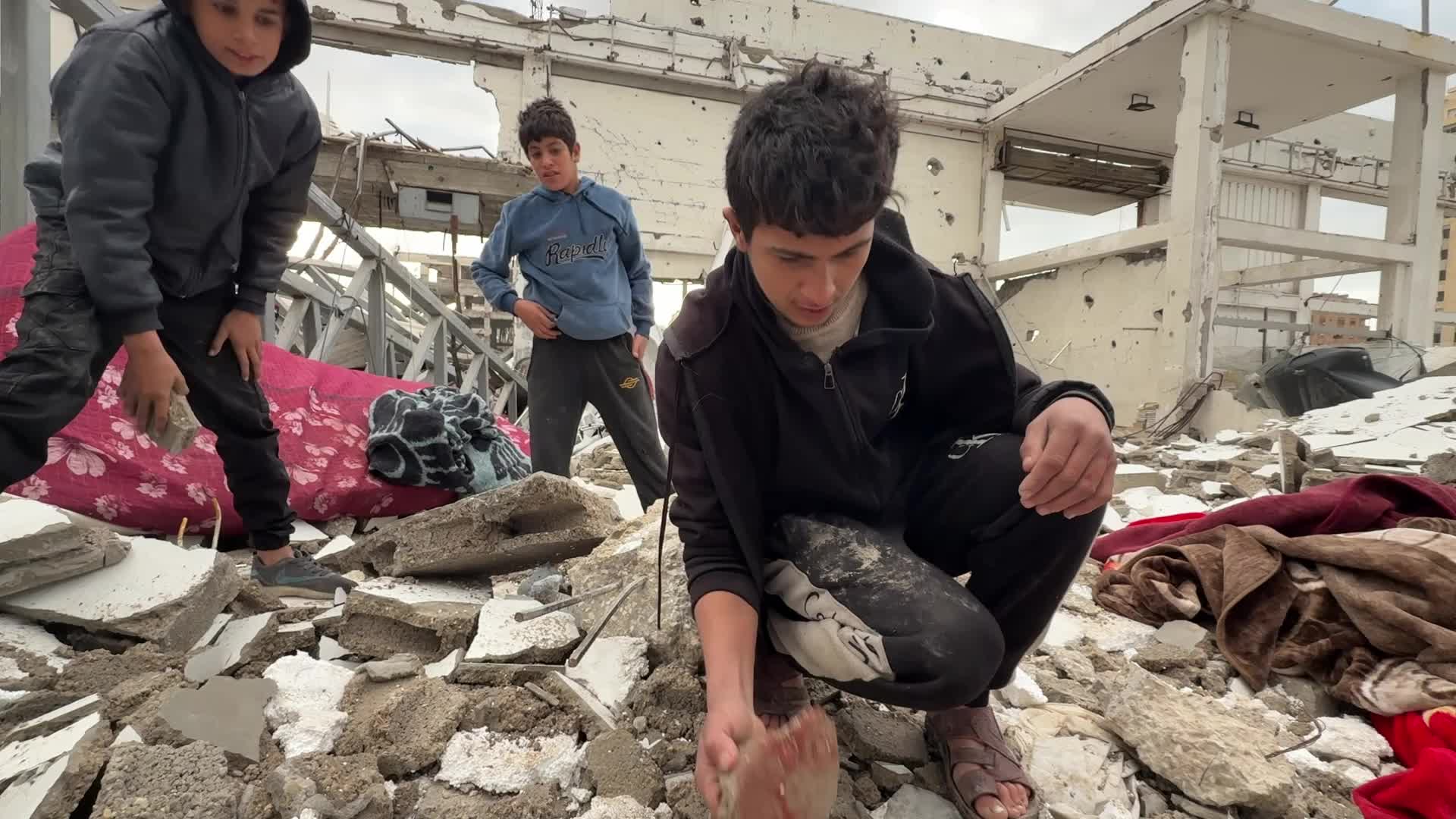 Palestinians Inspect War Damage in Gaza City Amid Ceasefire