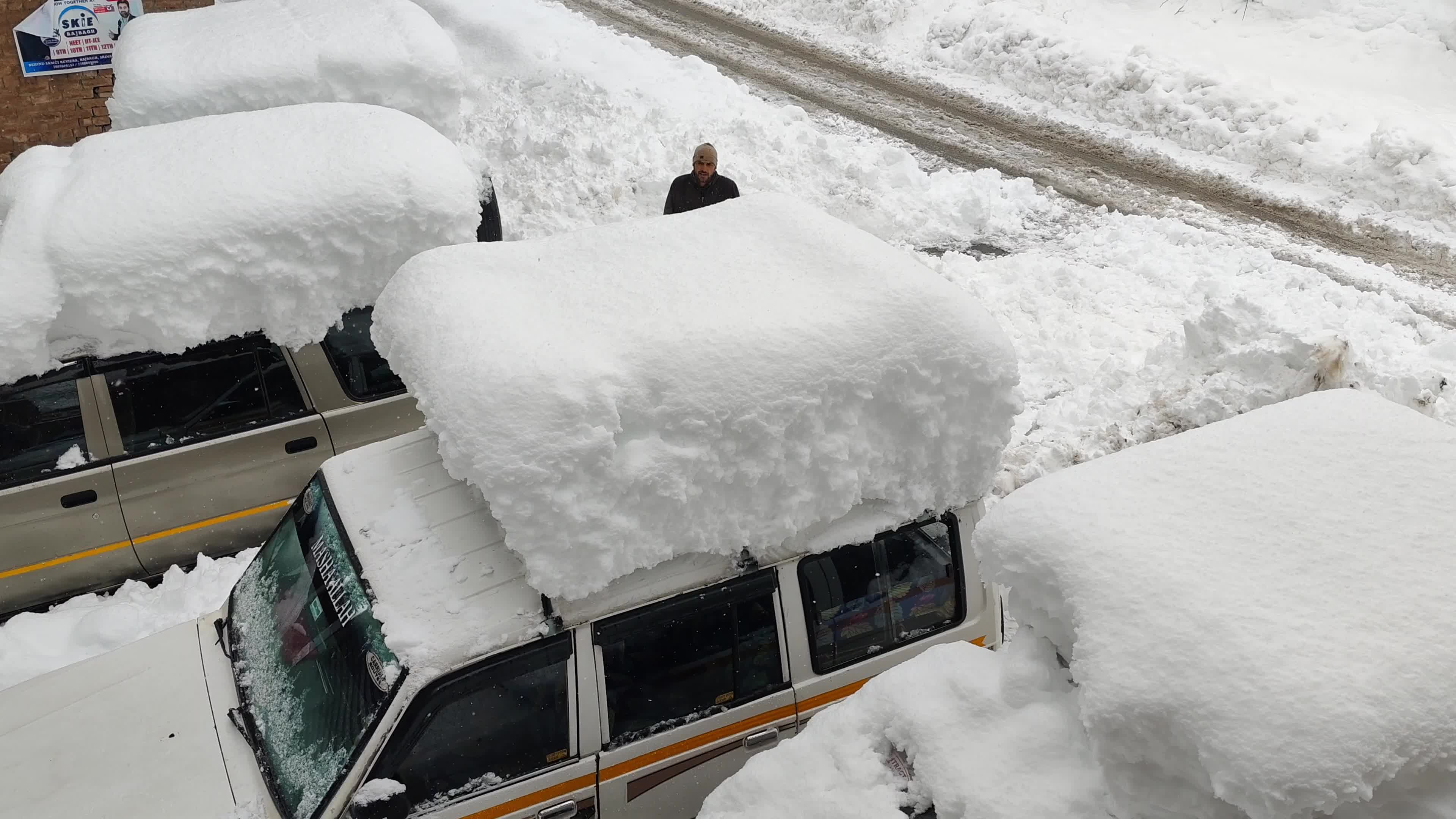 Heavy Snowfall in Kashmir 