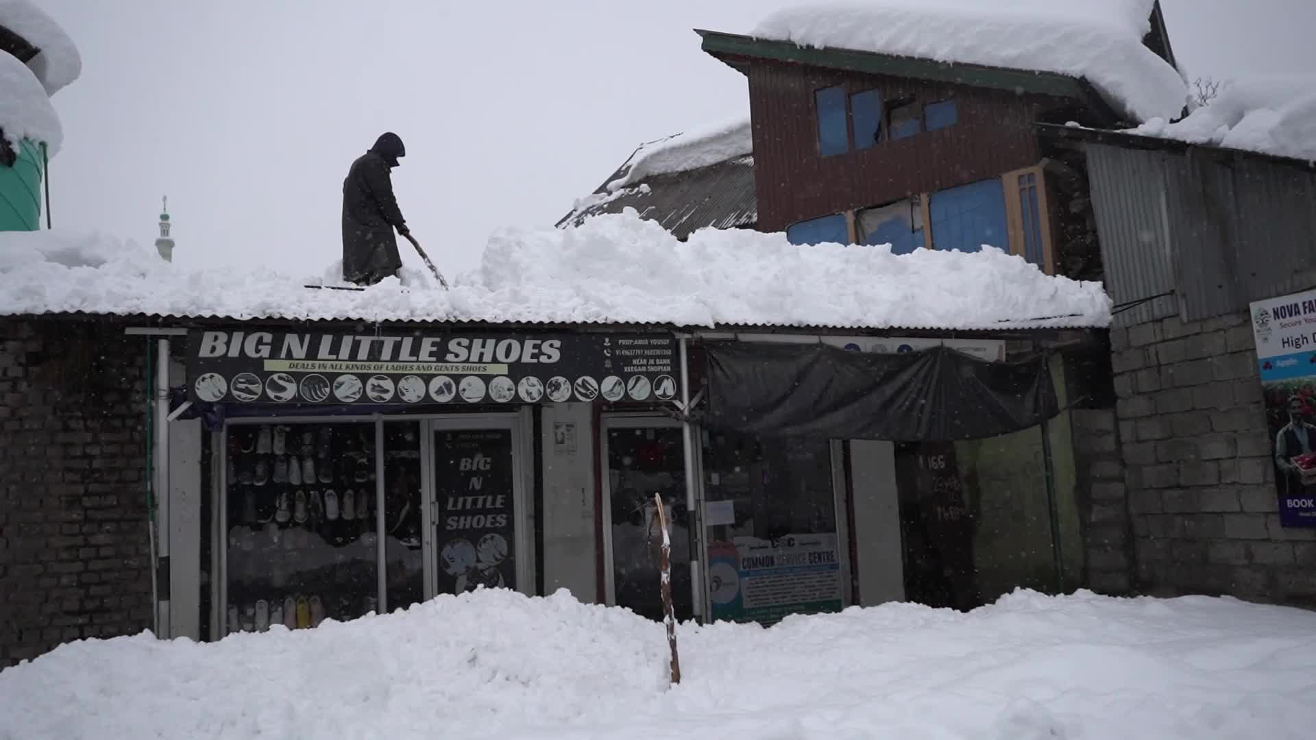 Heavy Snowfall in Kashmir 